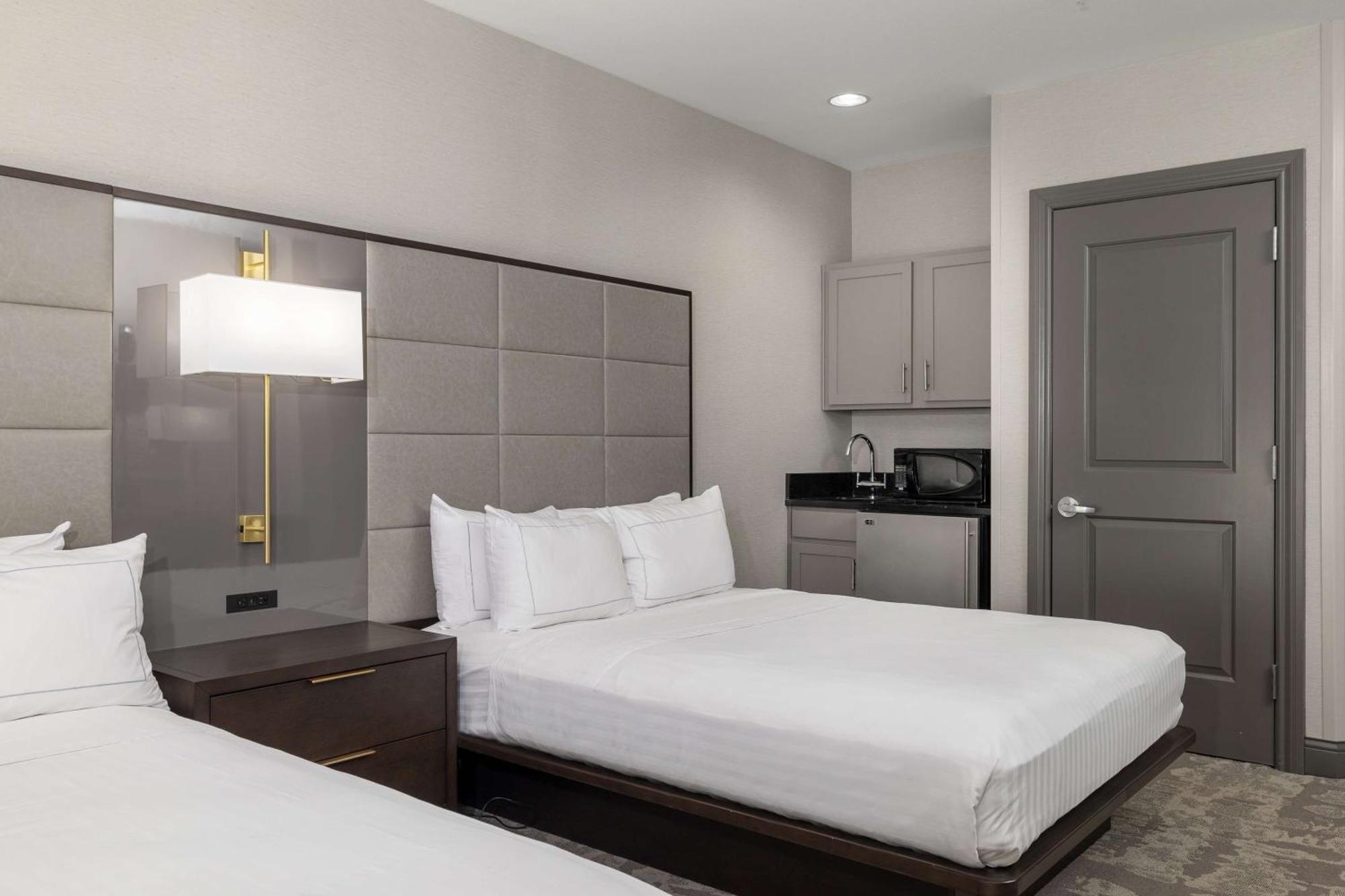 Superior Queen Room with Two Queen Beds and Fountain View