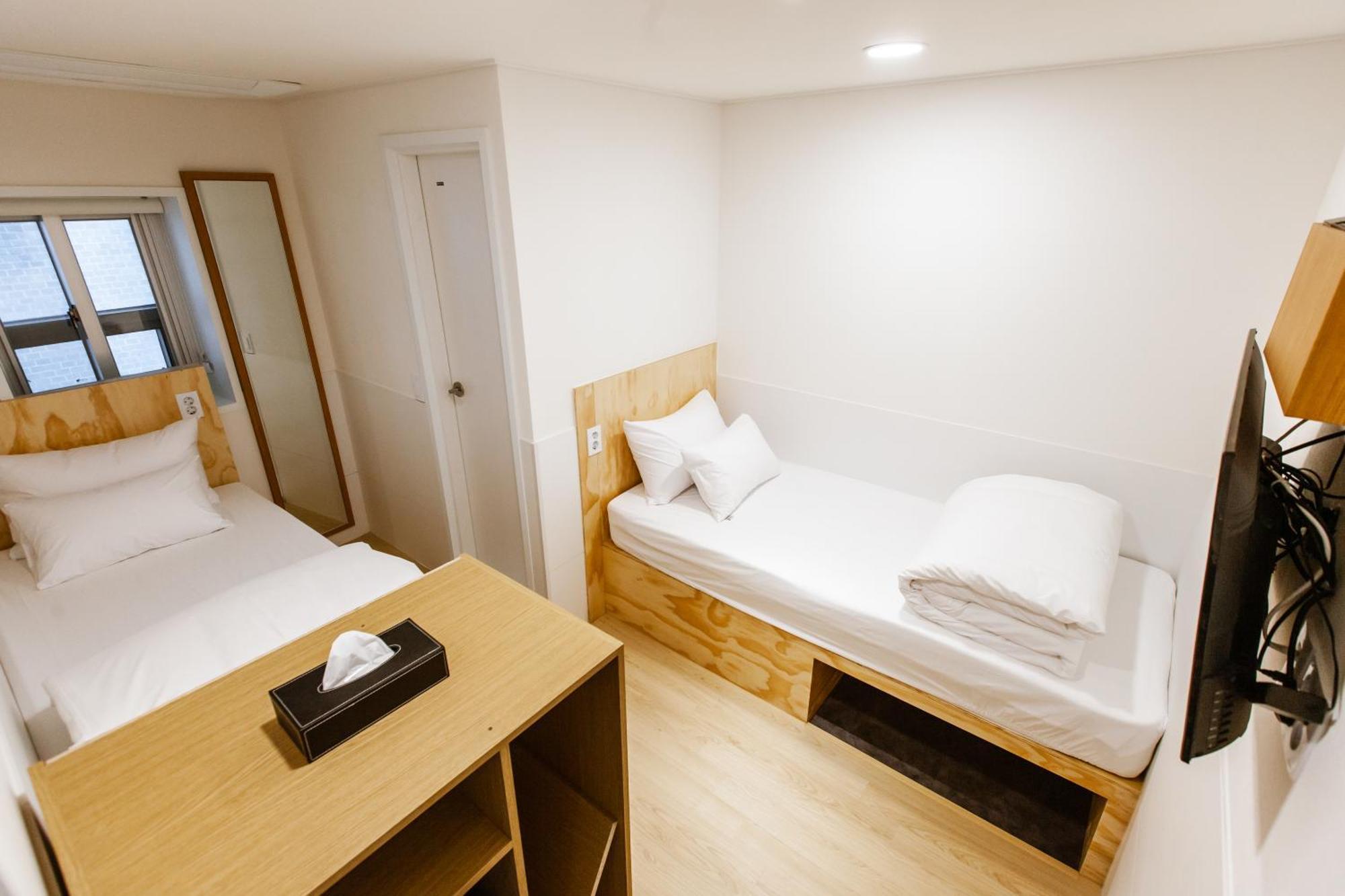 Twin Room,1589430879:JPEG