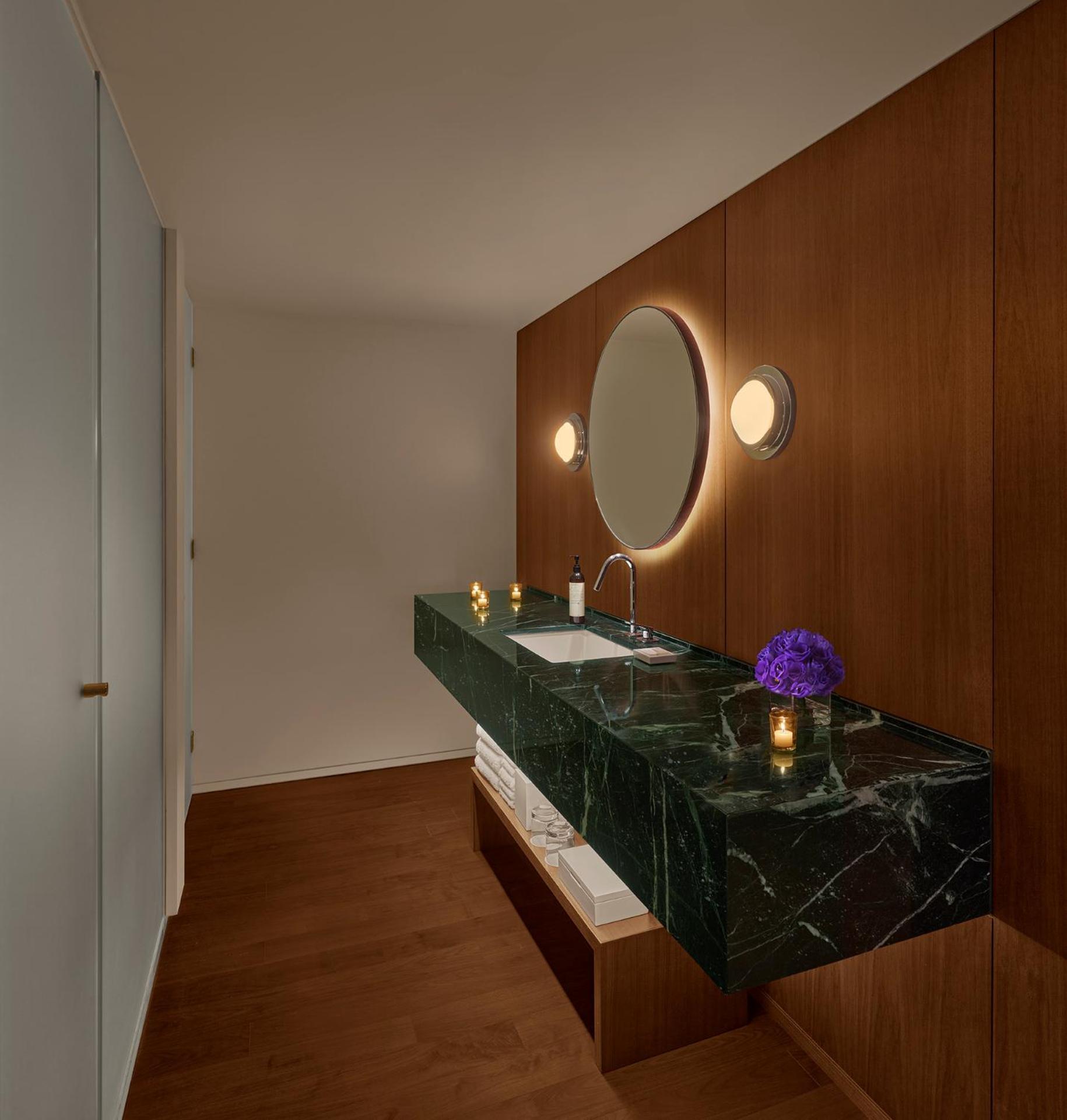 Superior King Room with City View