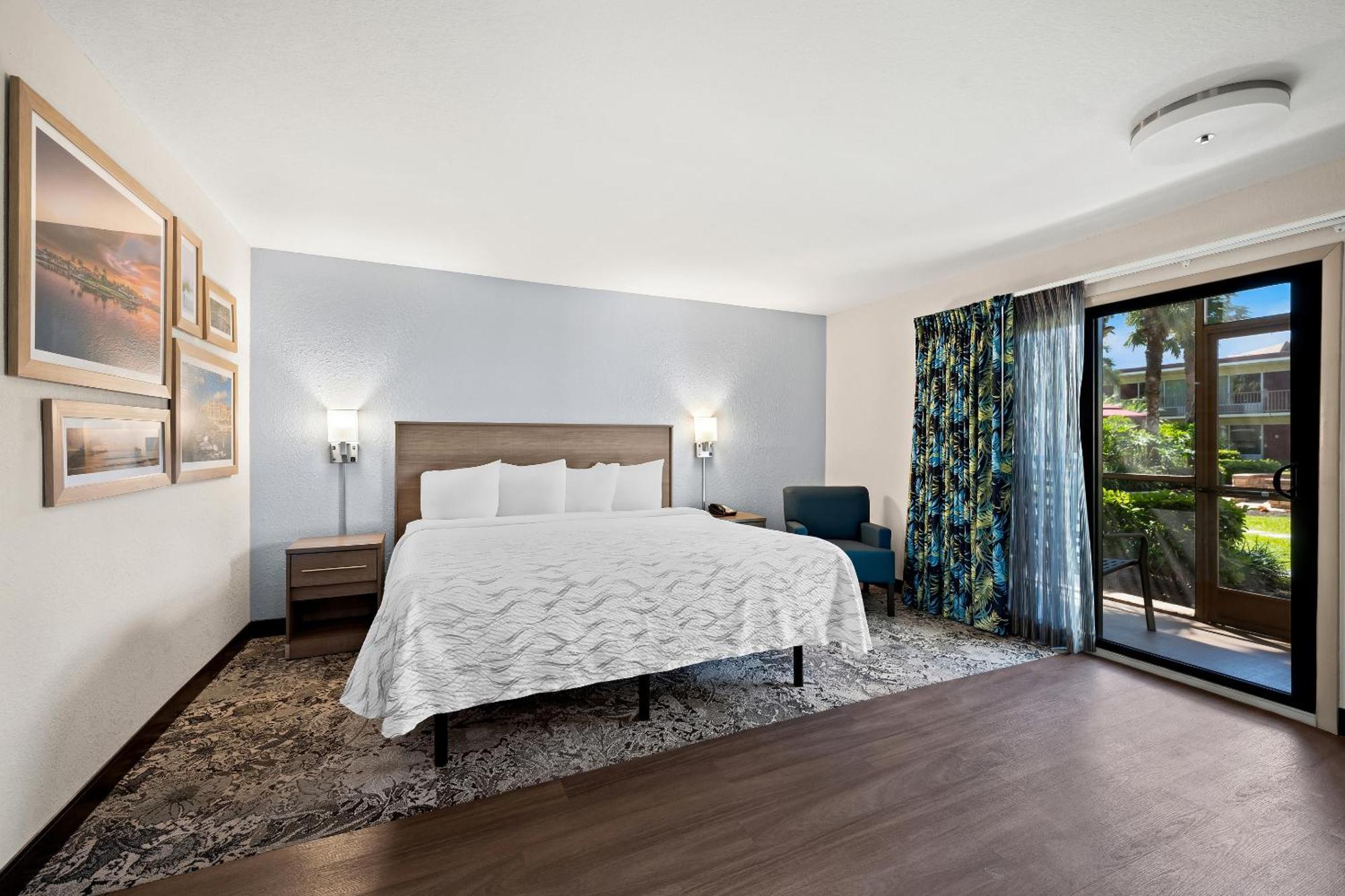 Suite King with Kitchen Poolside Smoke Free,1664657449:JPEG