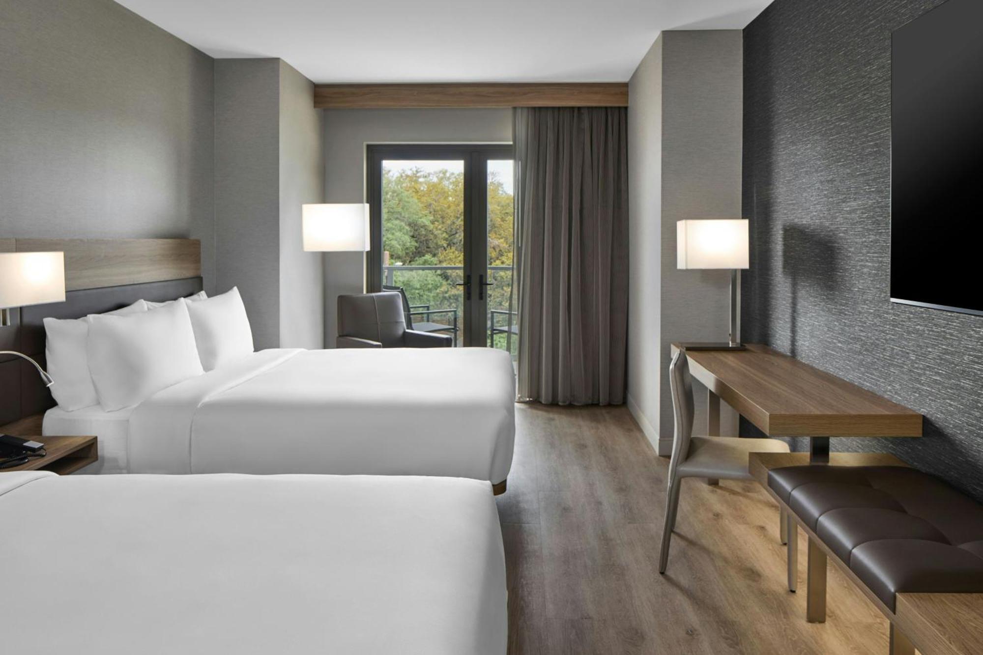 Queen Room with Two Queen Beds, River View and Balcony