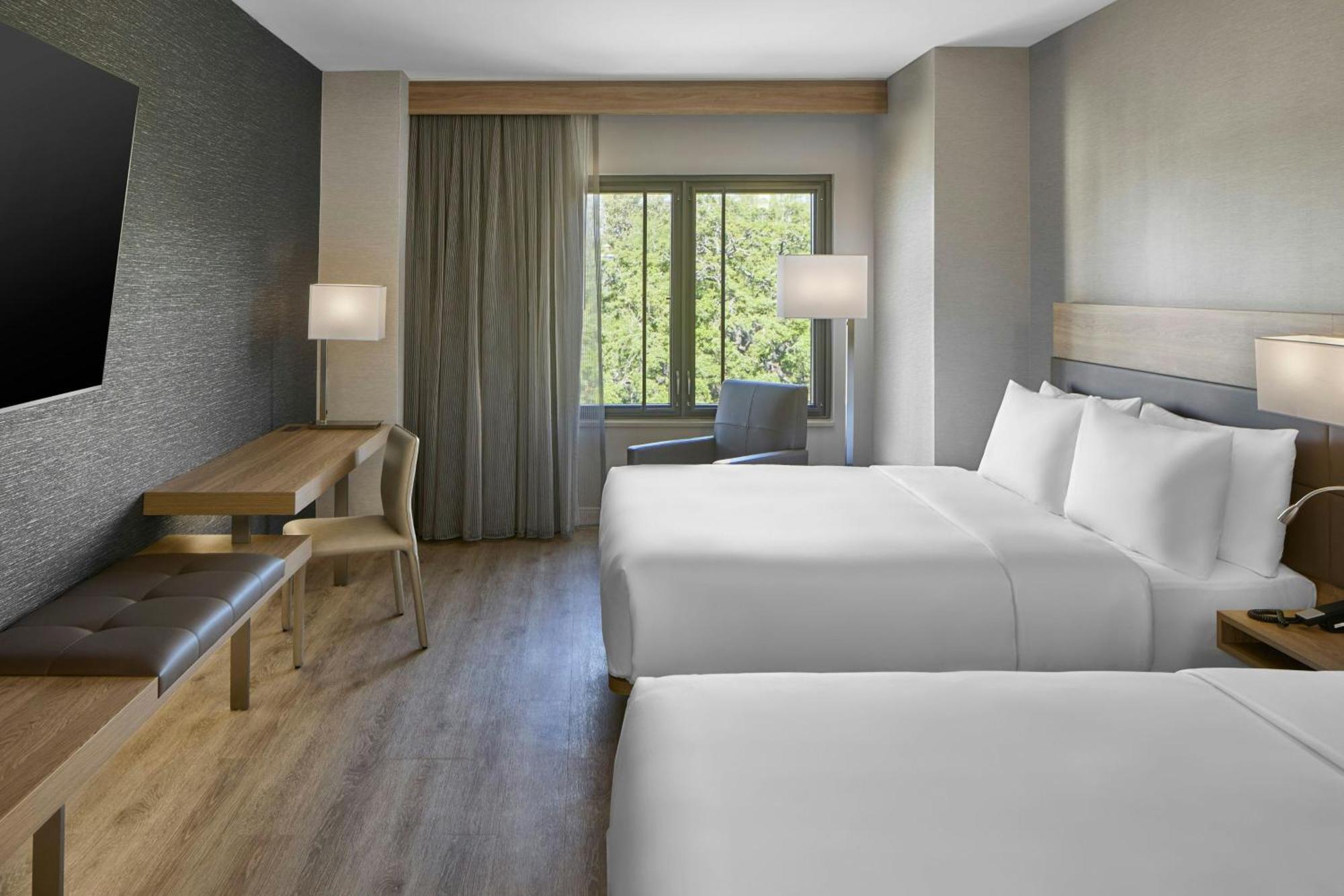 Queen Room with Two Queen Beds, River View, Bathtub and Transfer Shower - Mobility Access