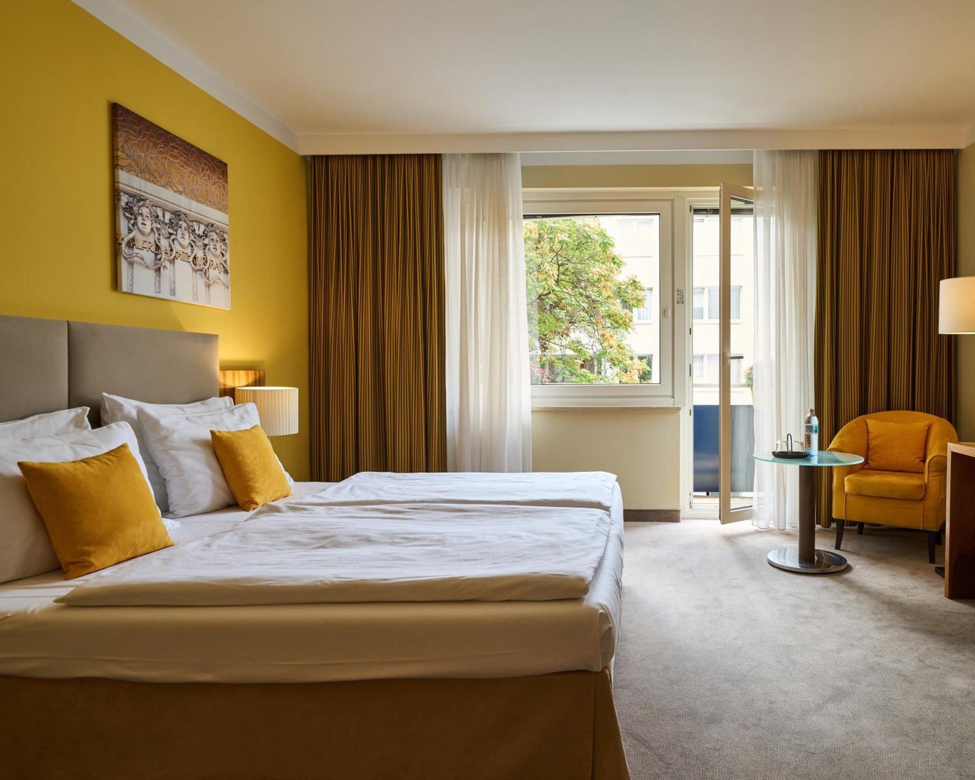 Deluxe Double Room Balcony Courtyard View