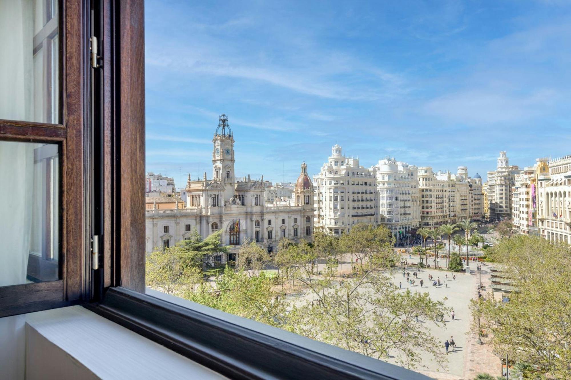 Corner Premium City Hall King Room with City View