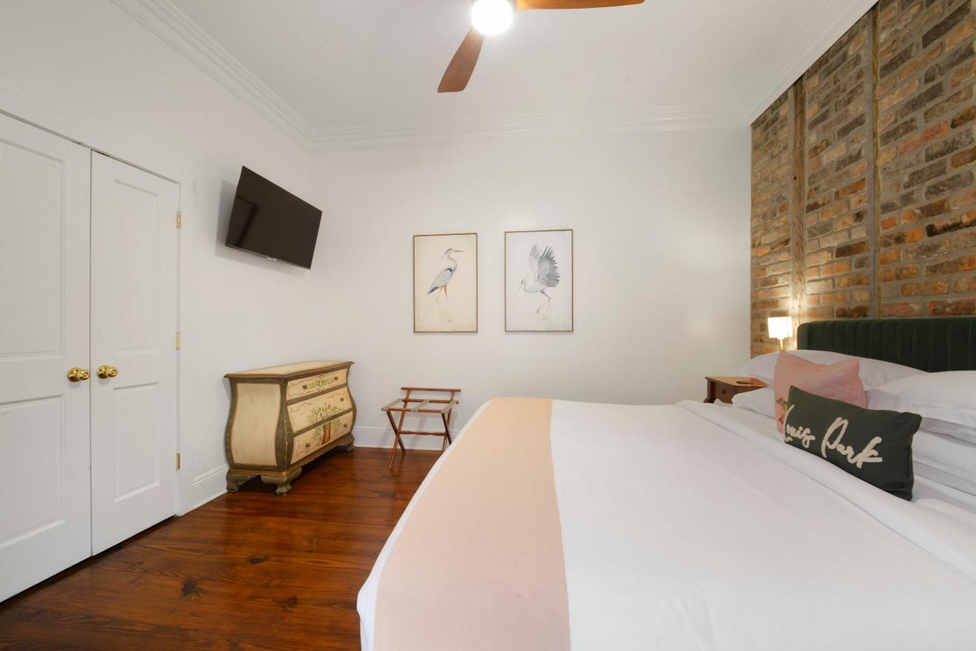 Deluxe King Suite,1668408292:JPEG