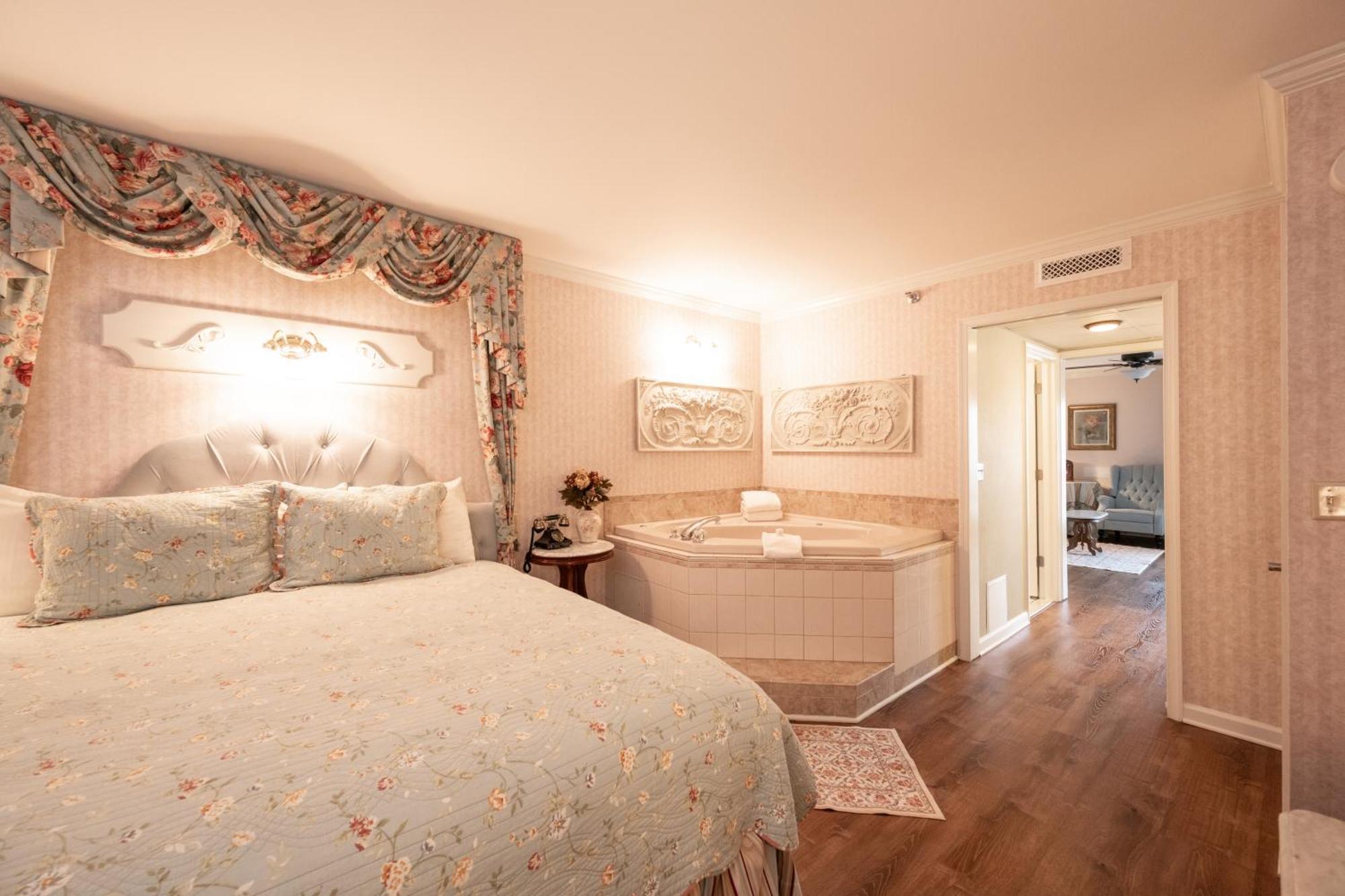 Concierge Ocean View Deluxe with King Bed, Partial View - Adult Level