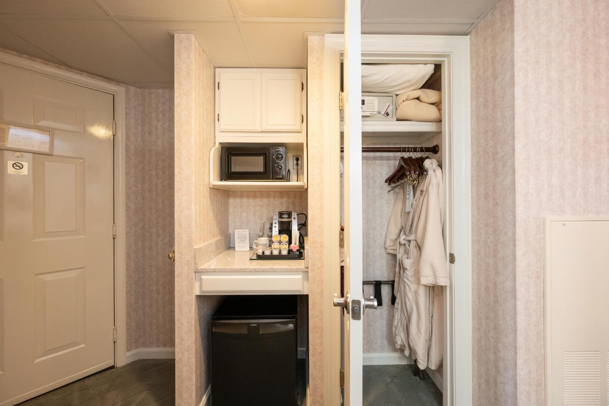 Concierge Standard Room with Two Double Beds - Adult Level