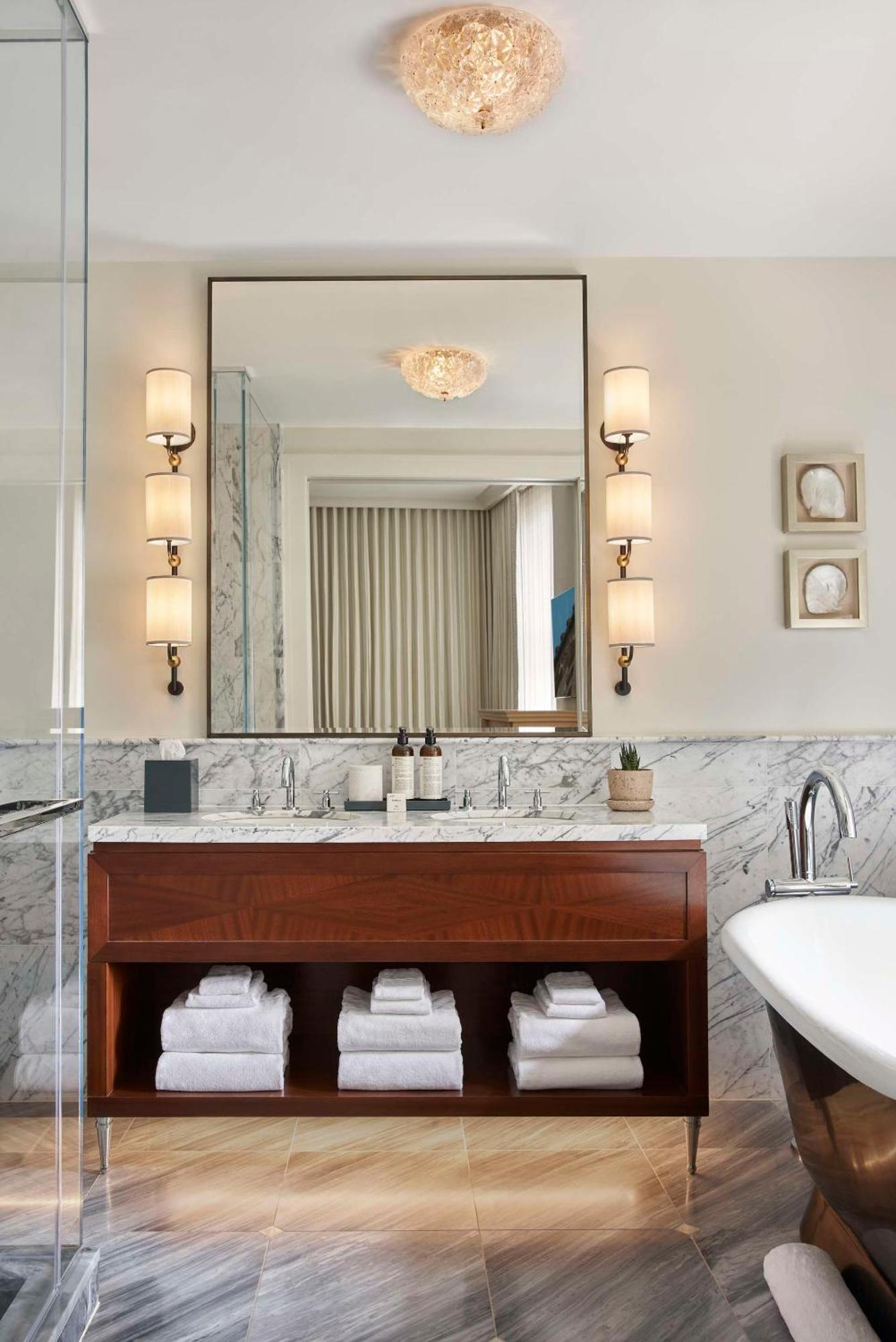 Carnegie Suite Harbor King