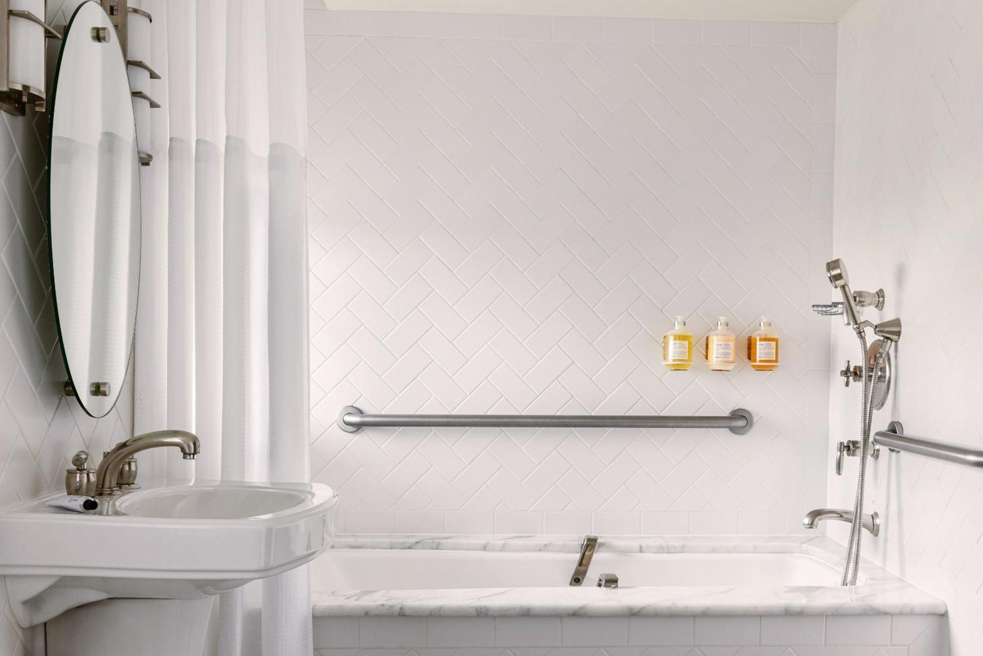 Ocean King 2-Bedroom Suite Mobility Tub