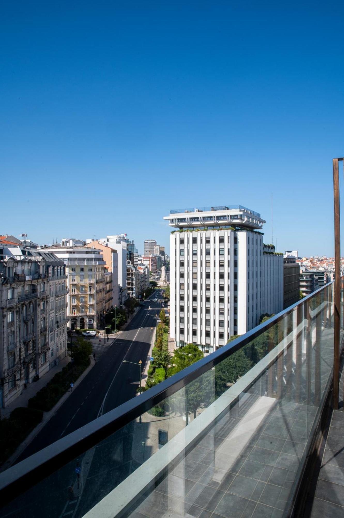 Medium Mama Double Room King Bed Balcony Avenue View