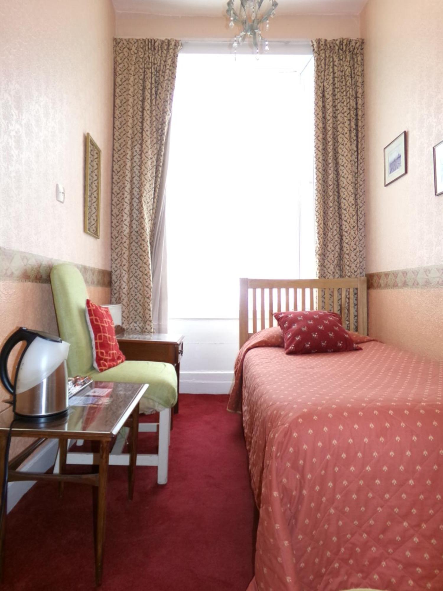 Single room with shared toilet and shower