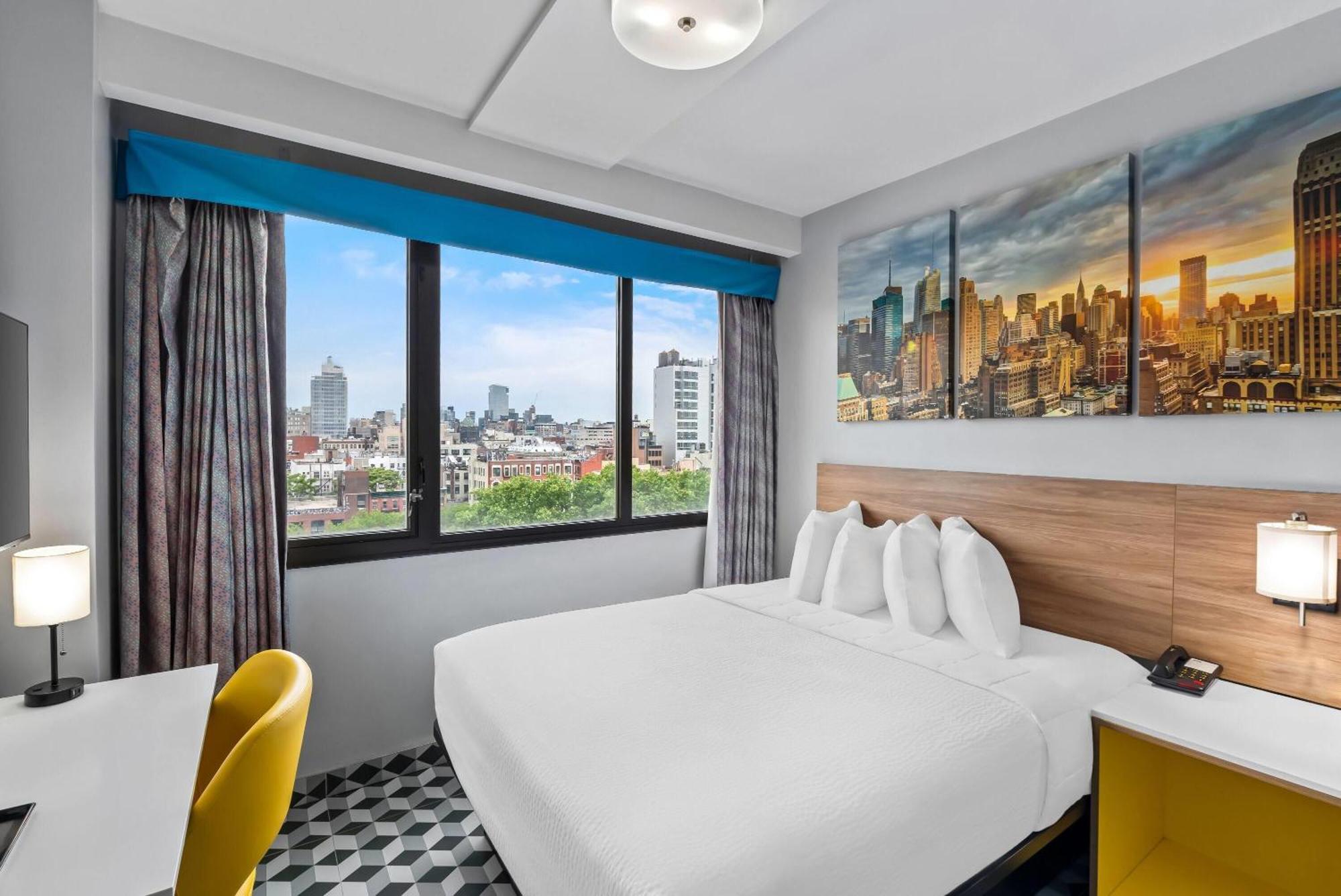 Deluxe Queen Room Manhattan View Upper Floor Non-Smoking