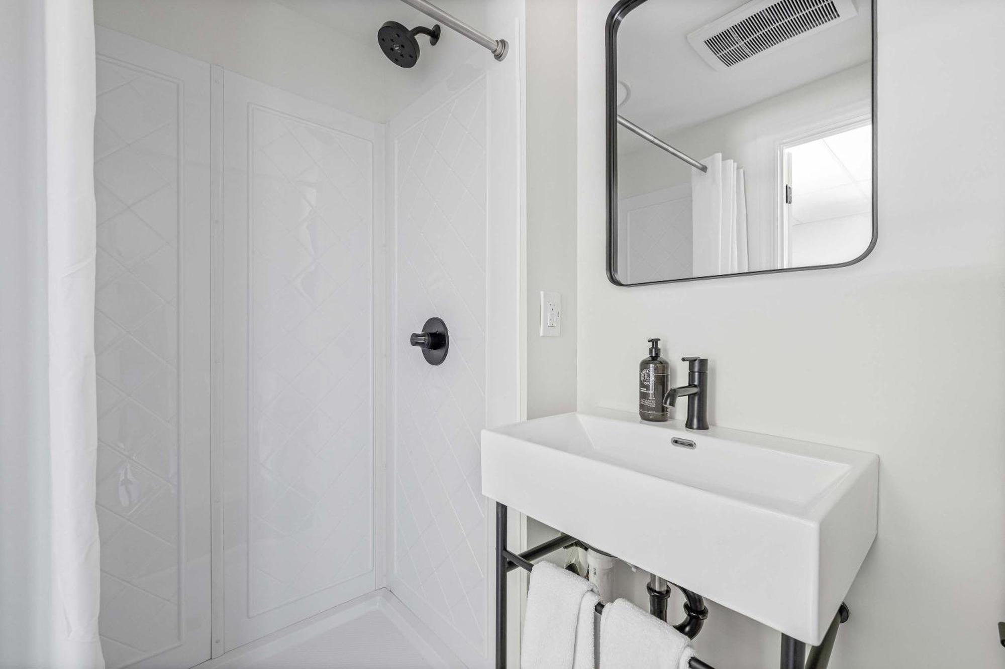 Queen Room with Kitchenette (Self Check-in with Virtual Front Desk)