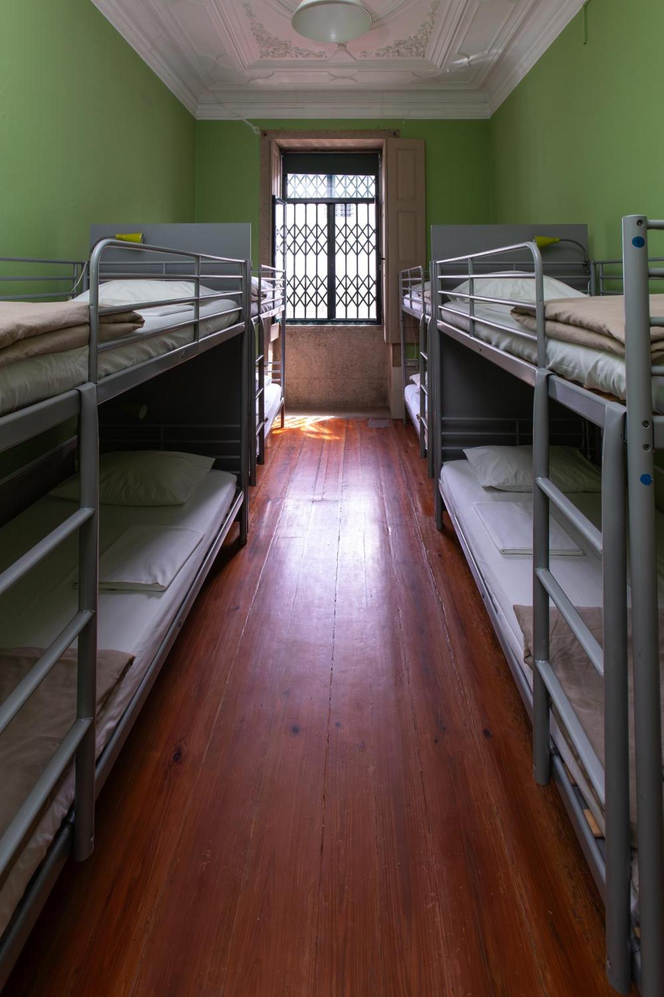 Single Bed 8-Bed Dormitory Room