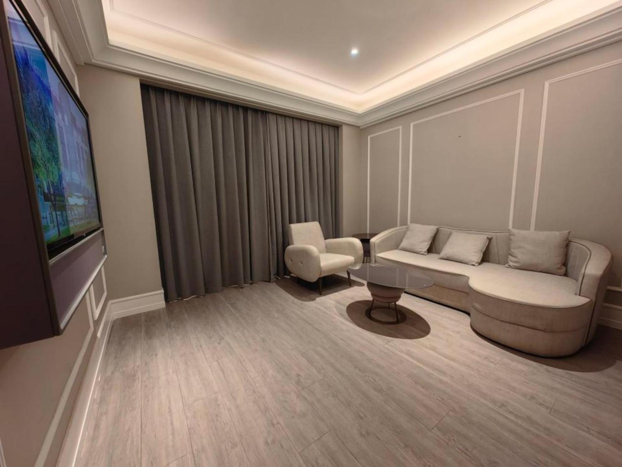 Deluxe King Suite