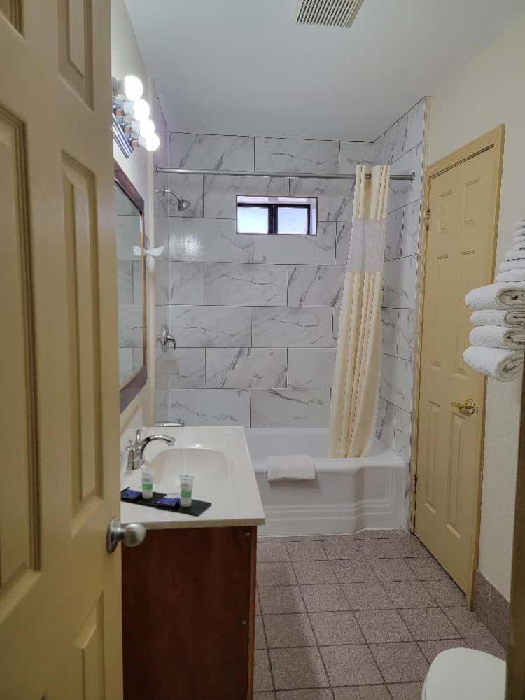 Three Queen Bed Suite - Non Smoking