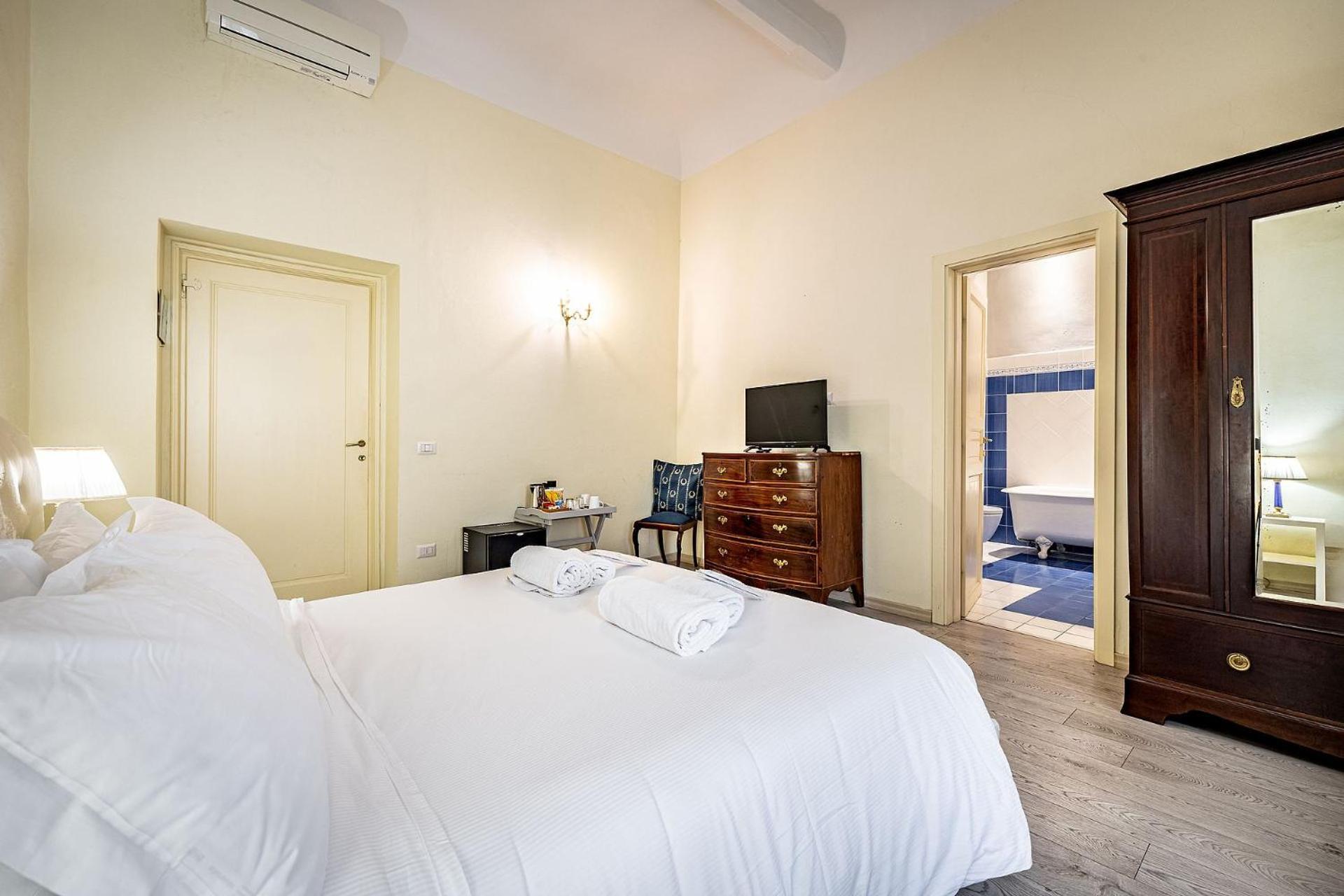 Deluxe Double Room bathtub