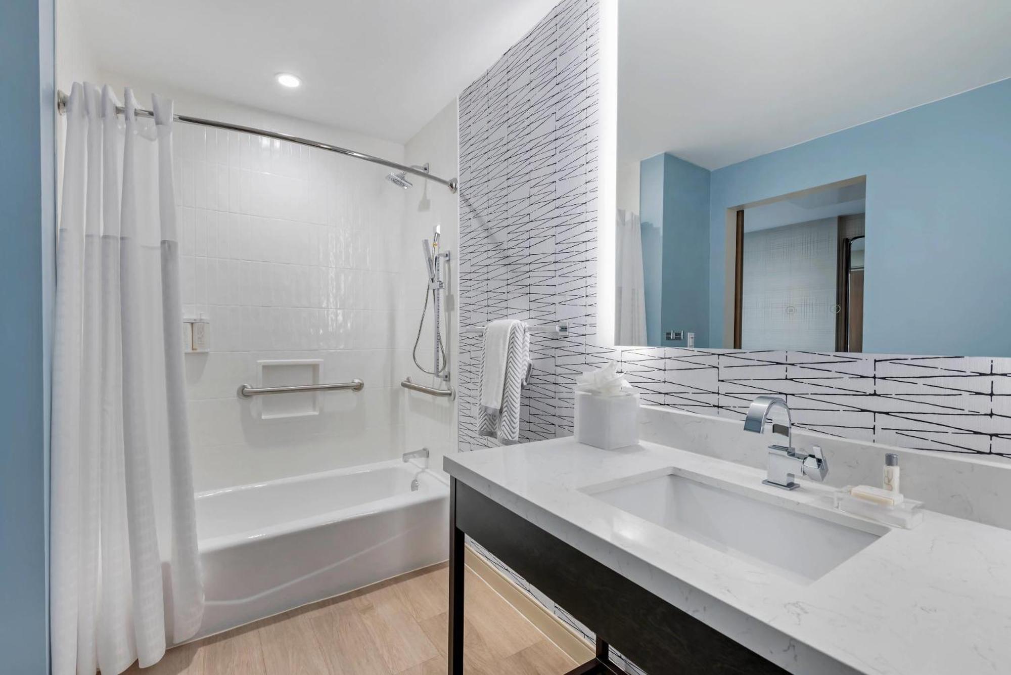 Quadruple Room with Two Queen Beds and Tub - Disability Access/Non Smoking