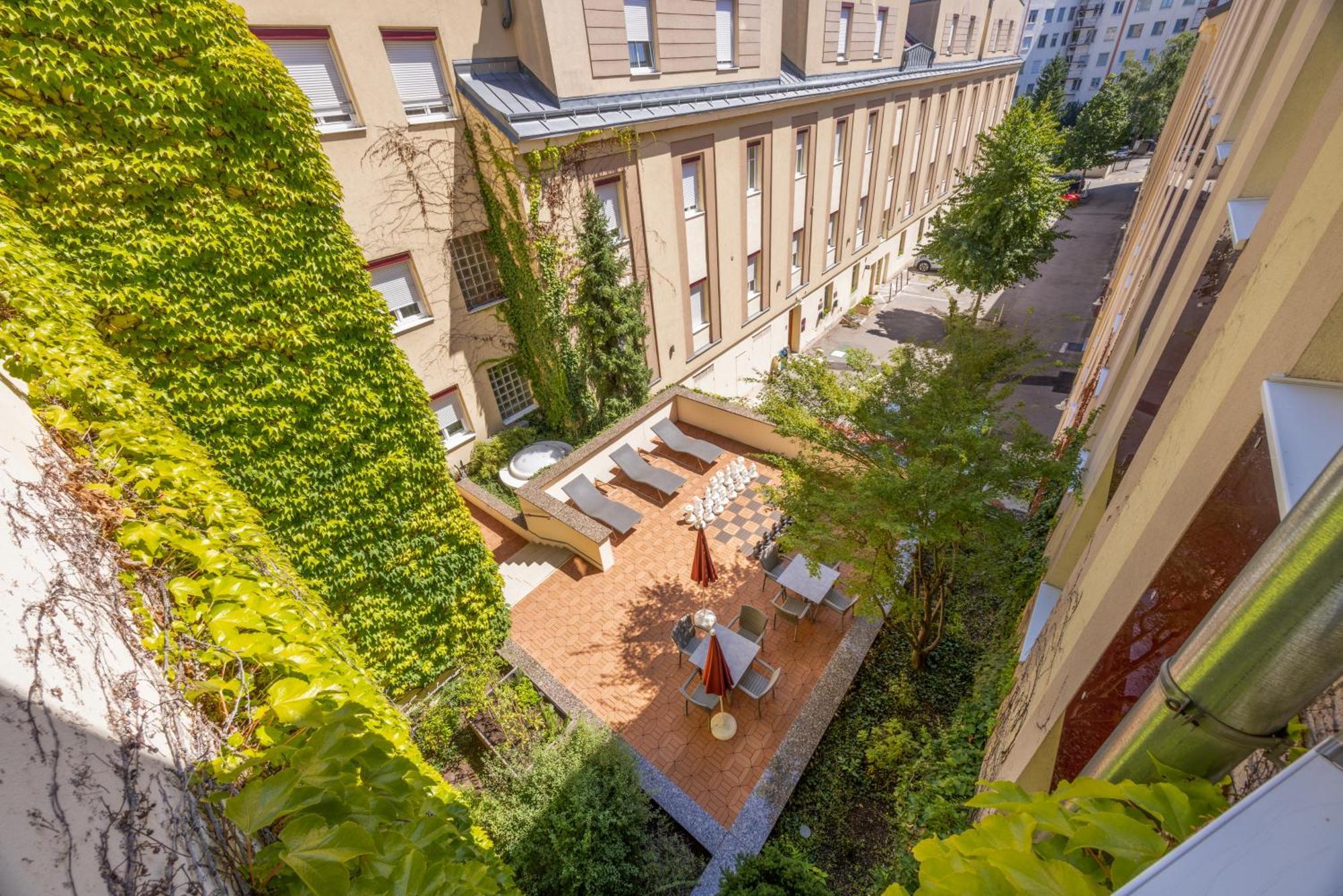 Quadruple Room PREMIUM courtyard view