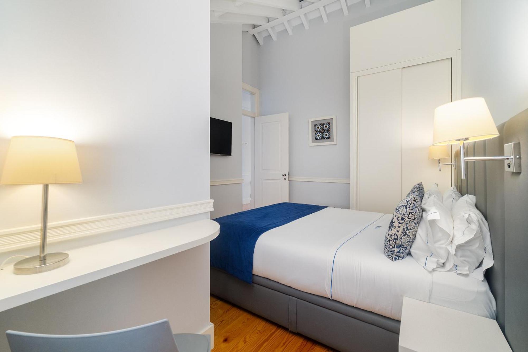 Deluxe One-Bedroom Apartment