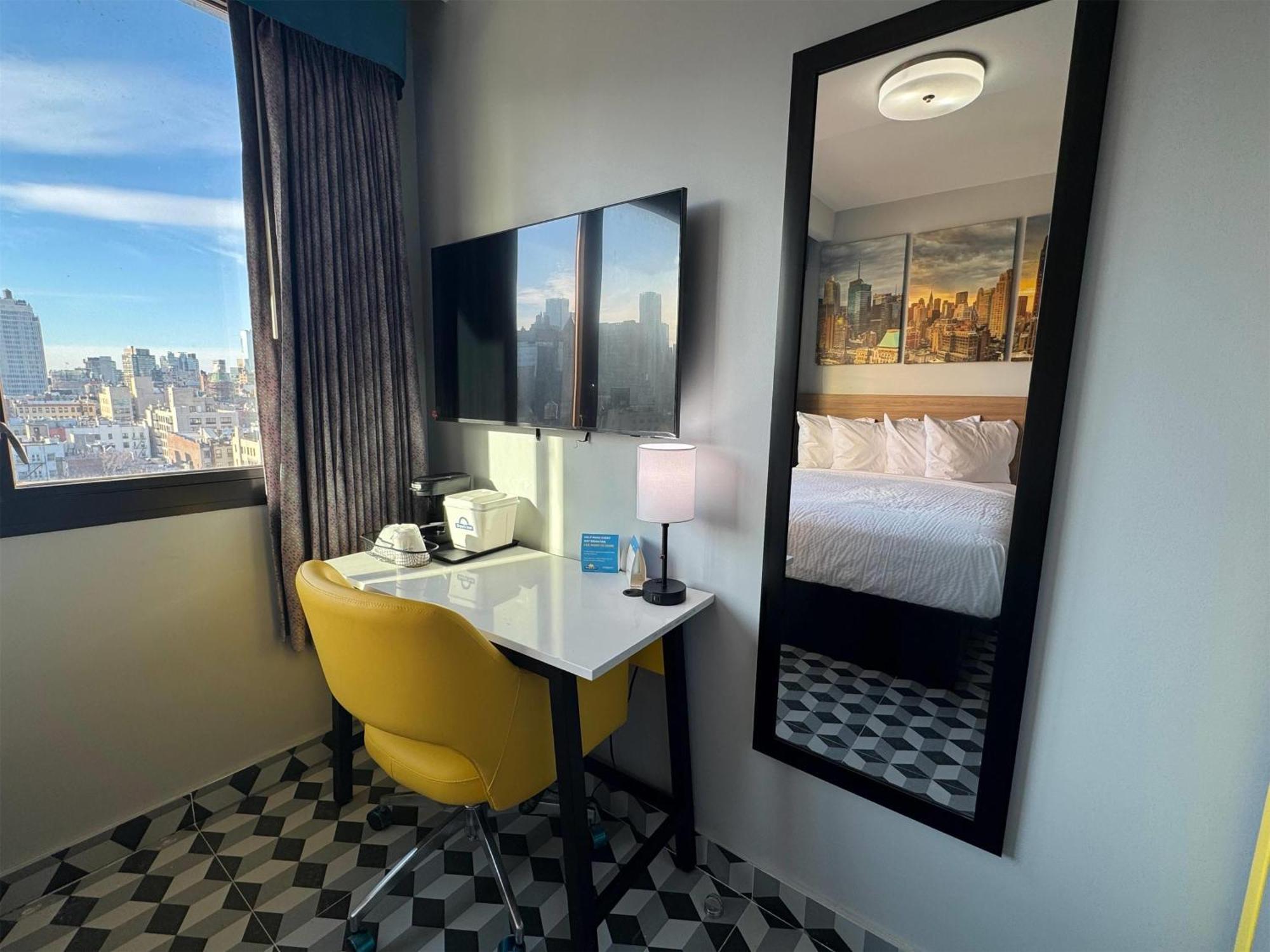 Deluxe Queen Room Manhattan View Upper Floor Non-Smoking