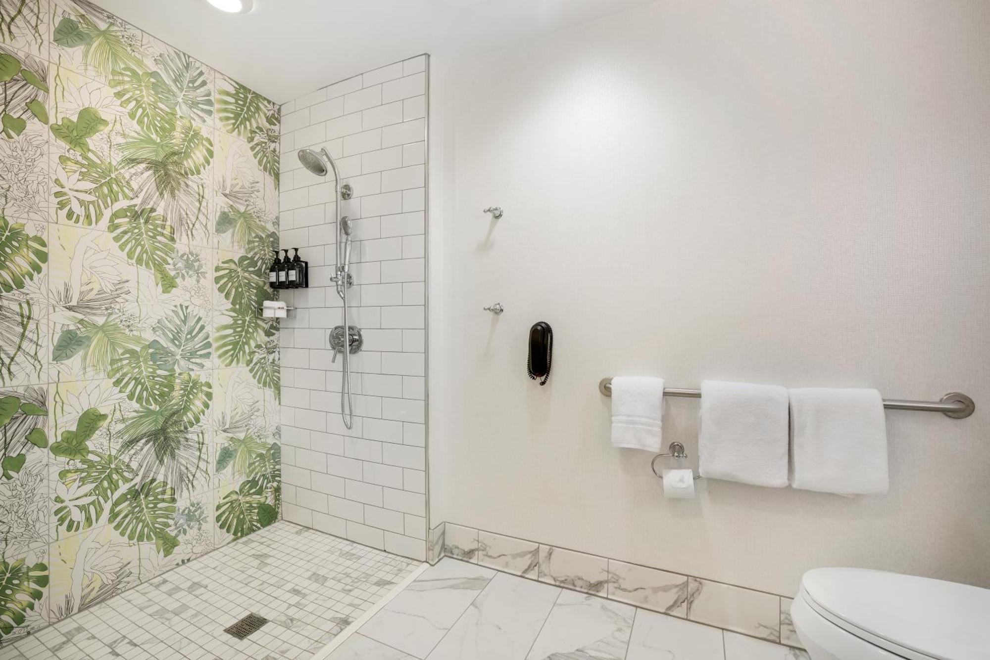 Corner King Room with Roll-In Shower - Mobility Accessible