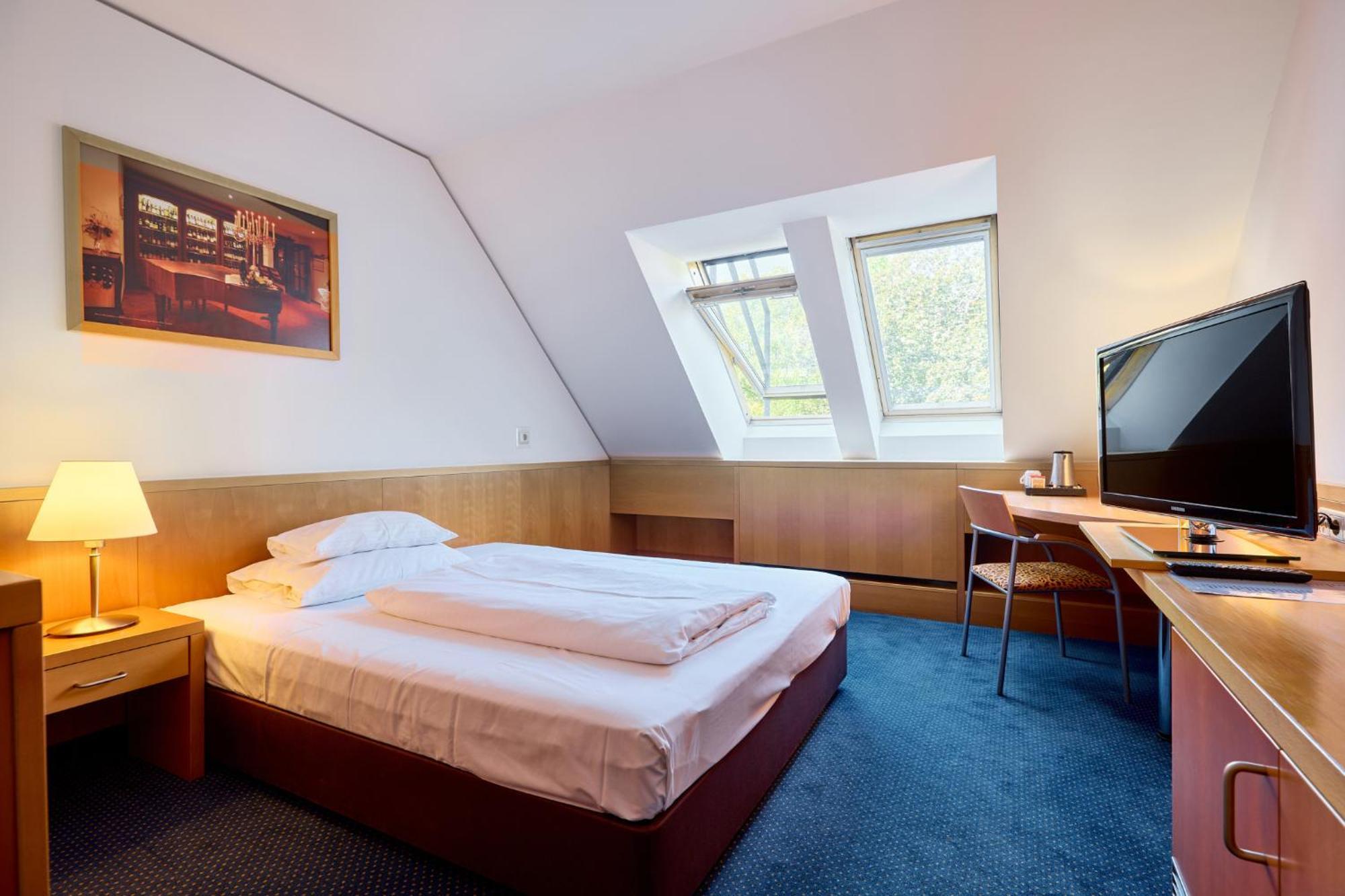 Single Room,1706777068:JPEG