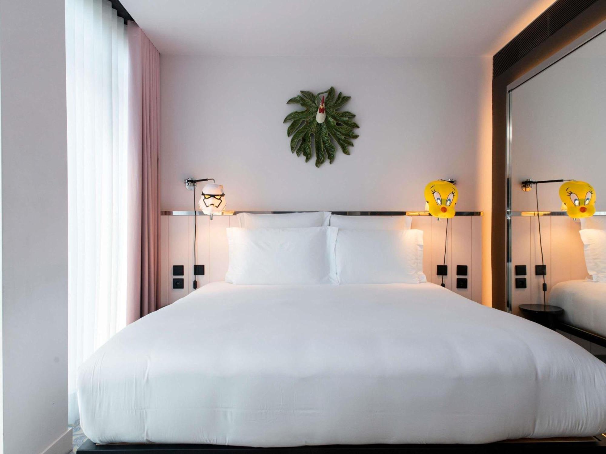 Medium Mama Double Room King Bed Balcony Avenue View