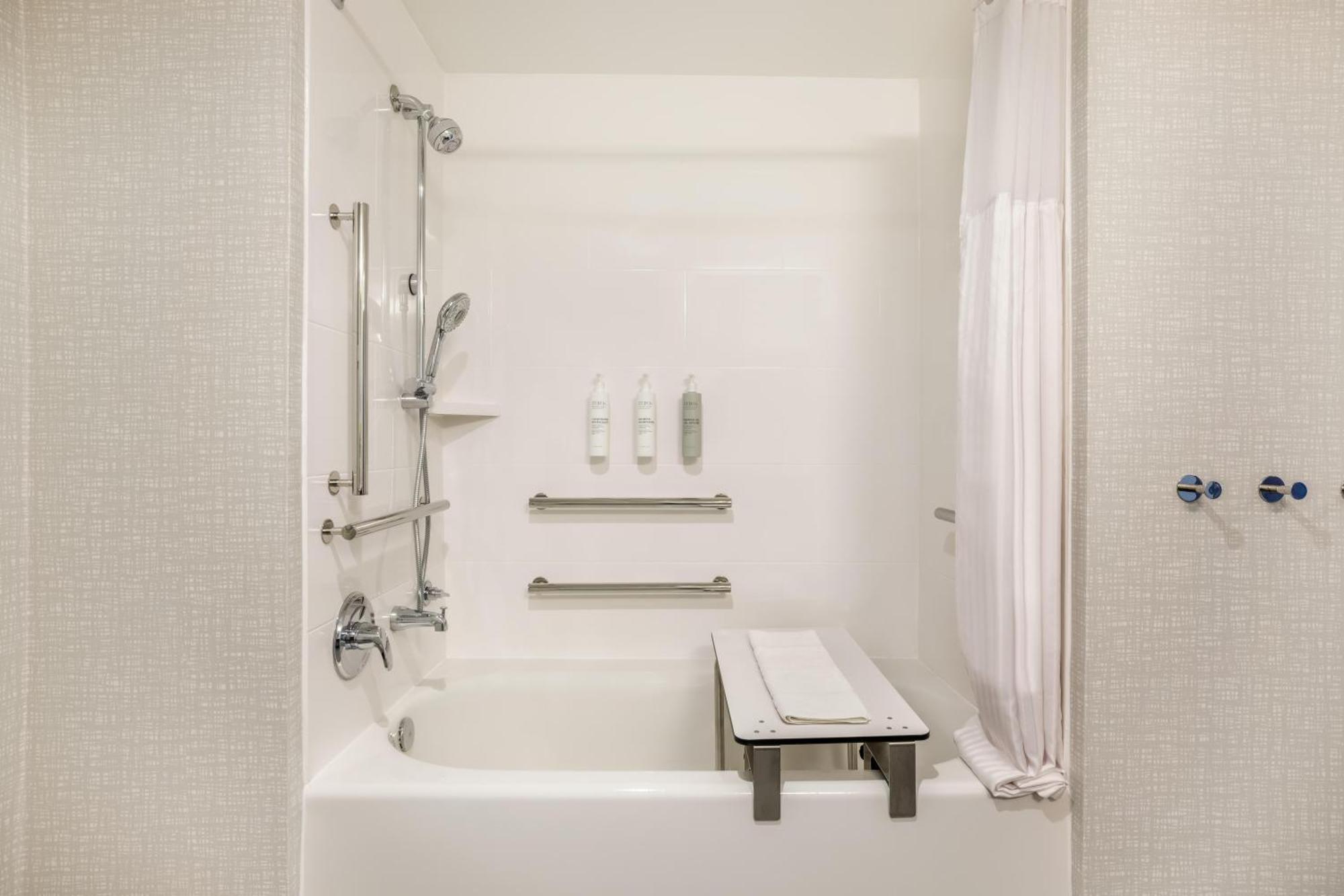 Queen Room with Two Queen Beds and Bath Tub - Mobility Access
