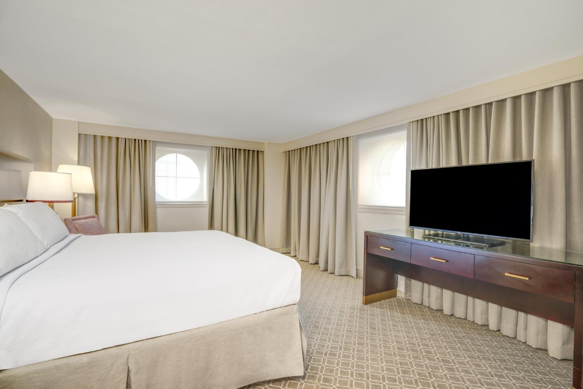 One-Bedroom Suite Sofa Bed,1710595878:JPEG