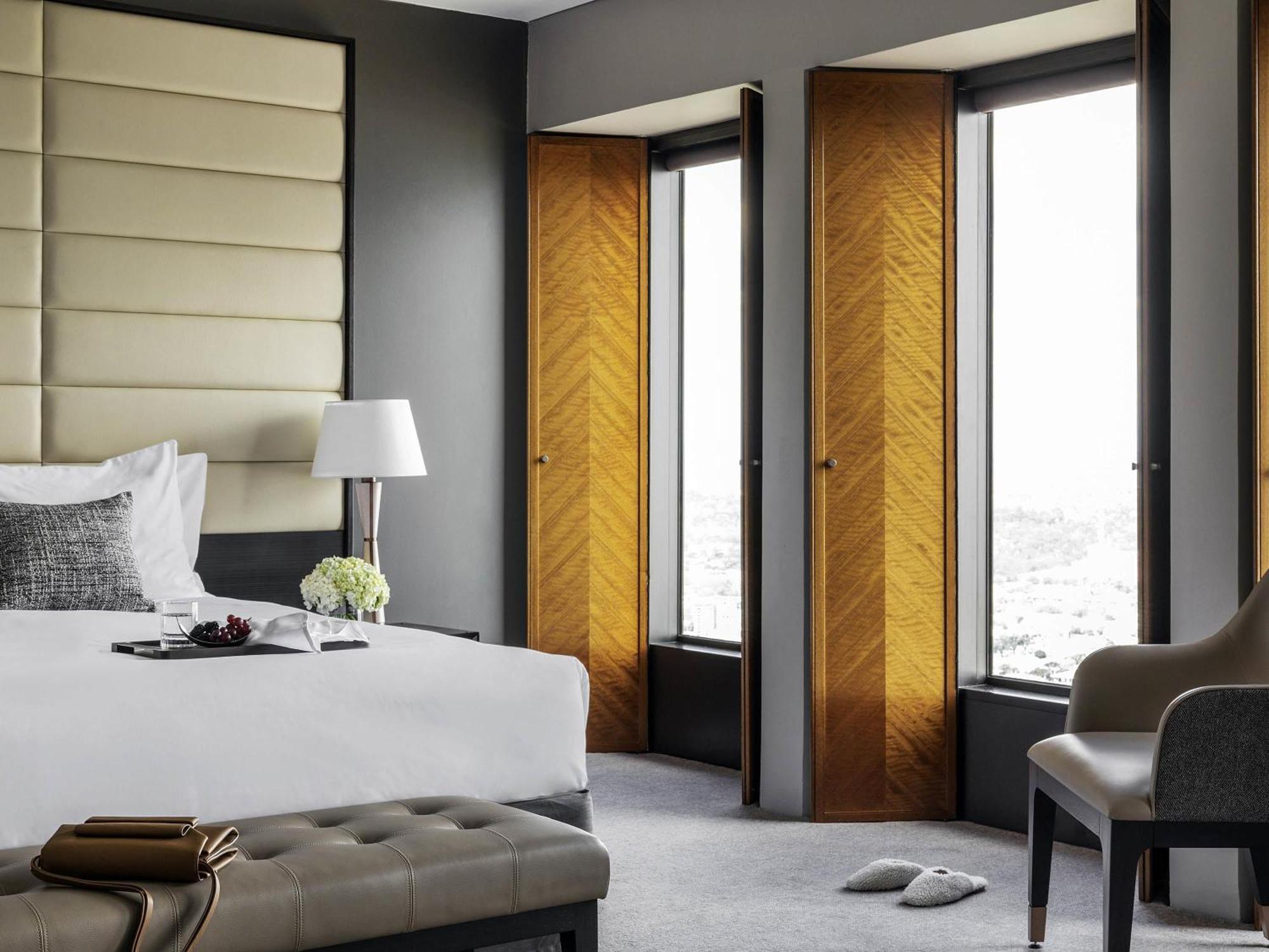 Junior Corner King Suite with Bay and River View