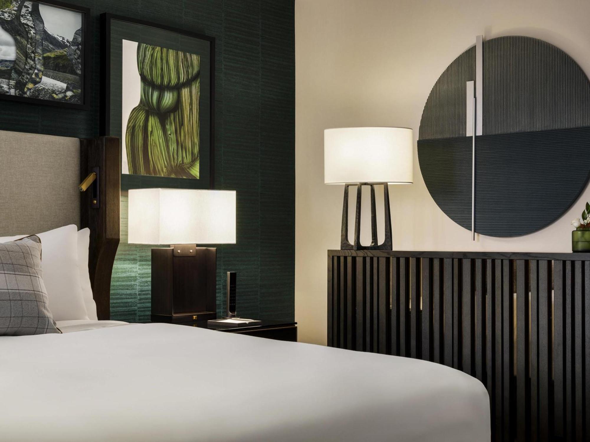 Deluxe 1 King Room