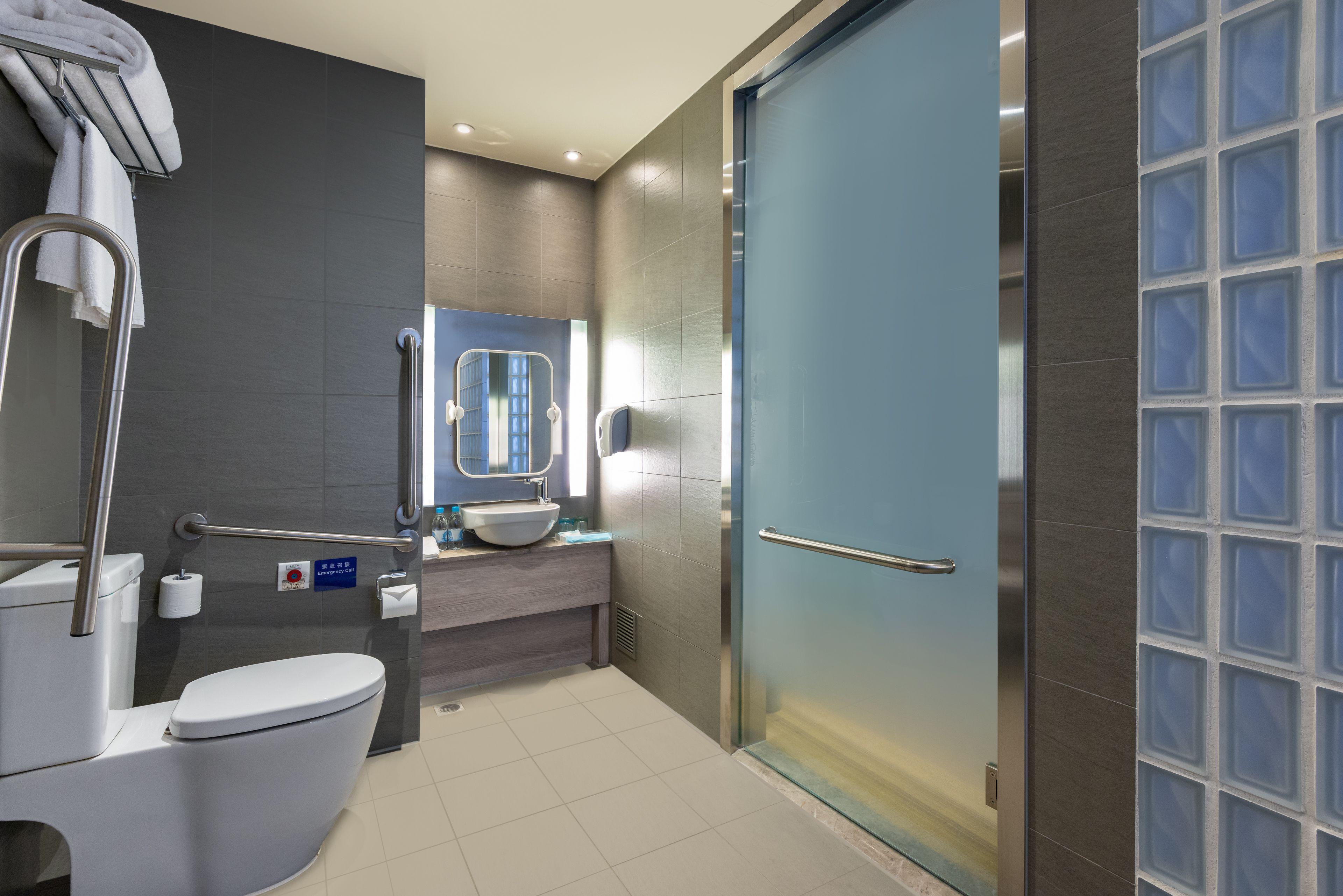 Standard Queen Room - Accessible