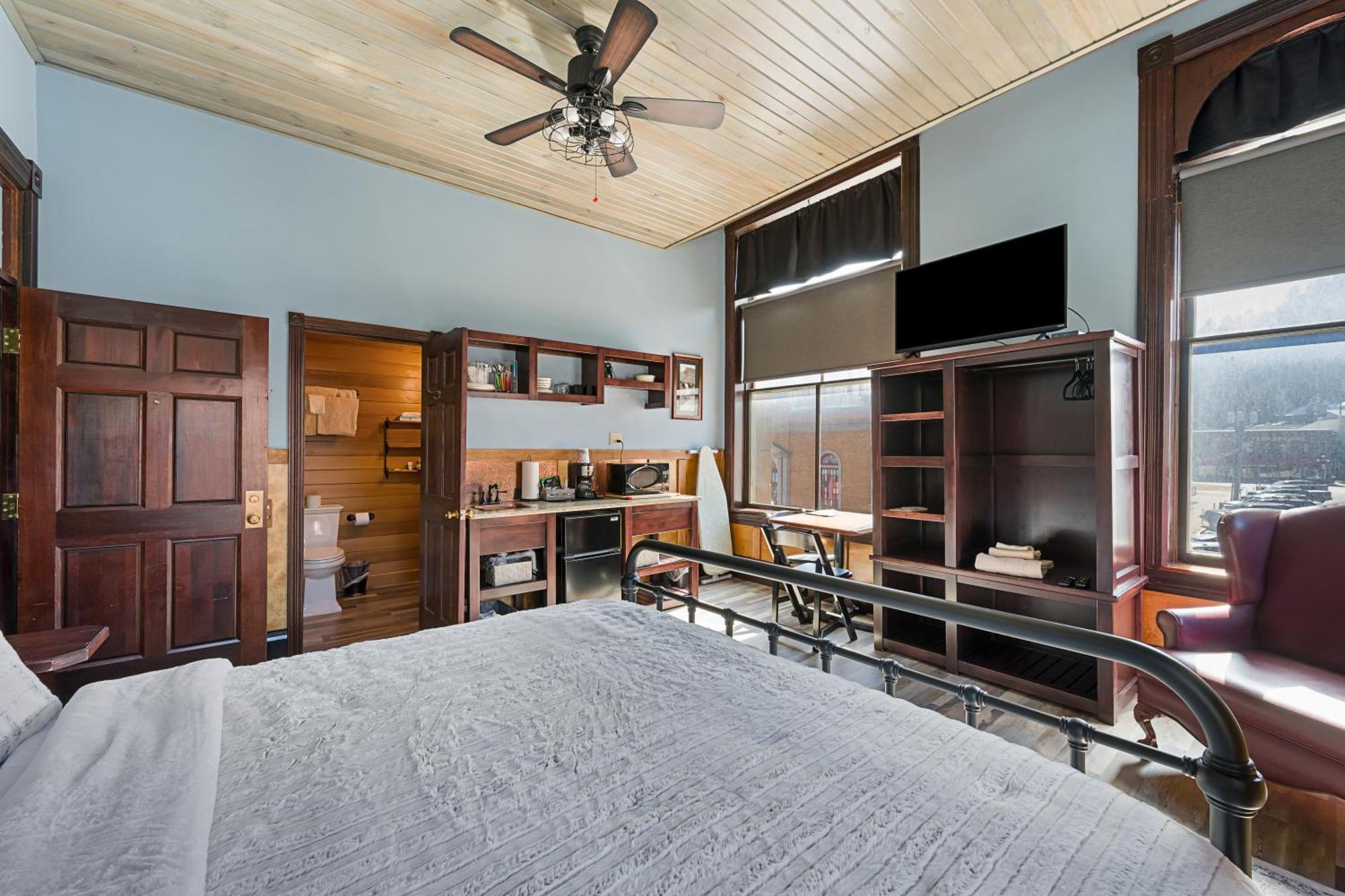 King Suite - Non-Smoking,1731403361:JPEG