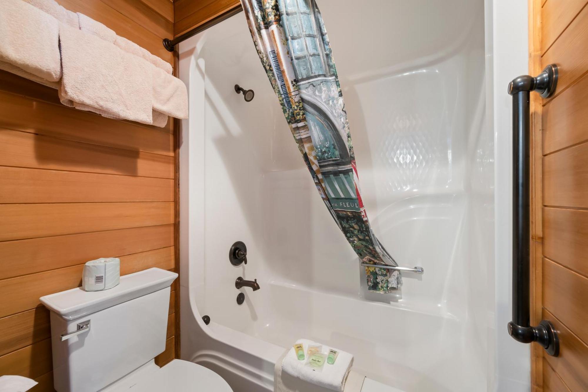 Deluxe Double Room (2 Adults + 1 Child),1731403386:JPEG