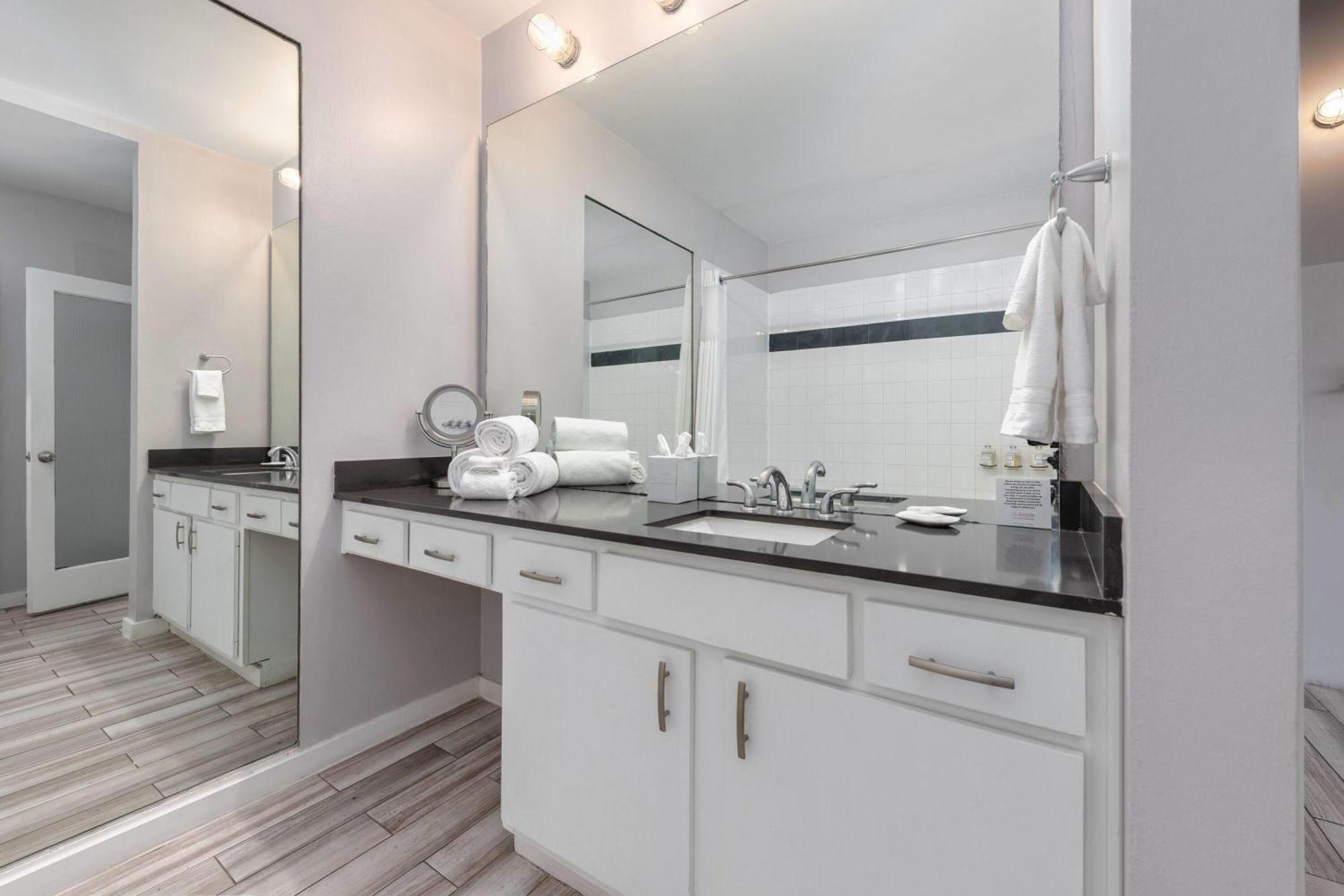 Deluxe Apartment Suite with One Queen Bed