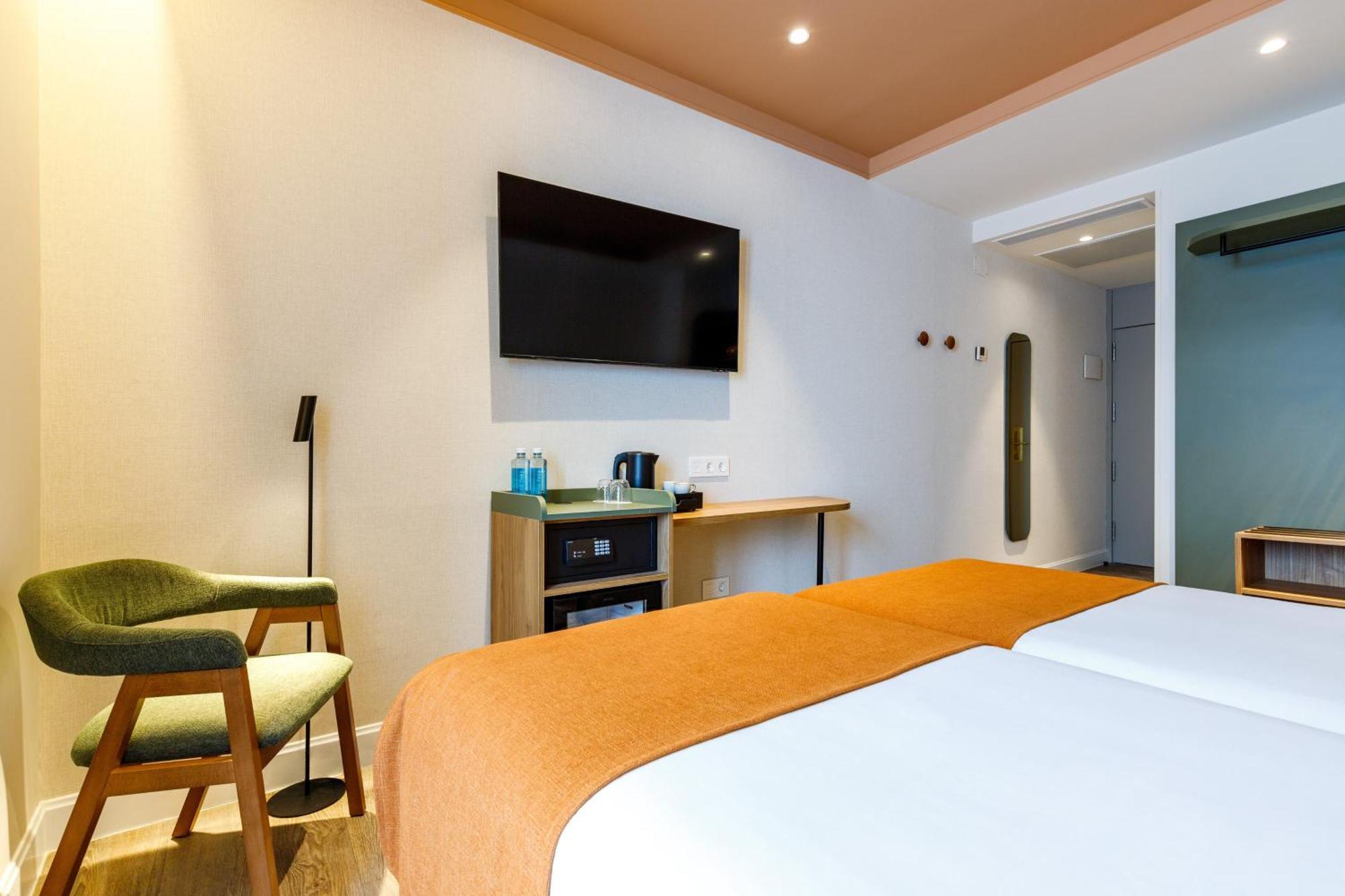 Double or Twin Room (1-2 Adults)