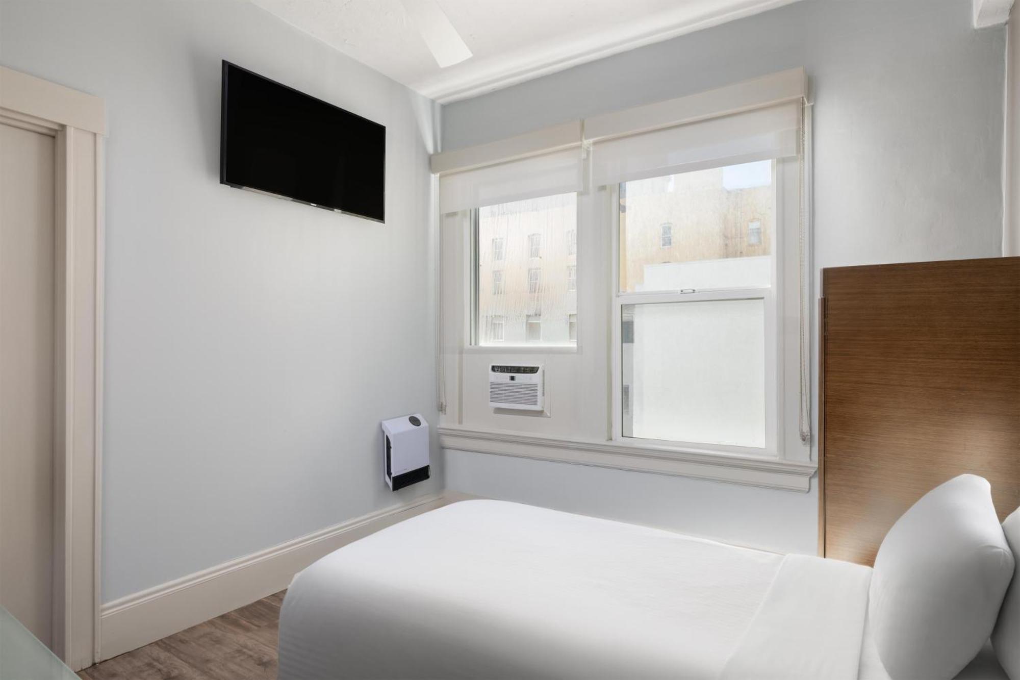 Single Room with Roll-In Shower and Work Desk - Mobility Access/Non-Smoking