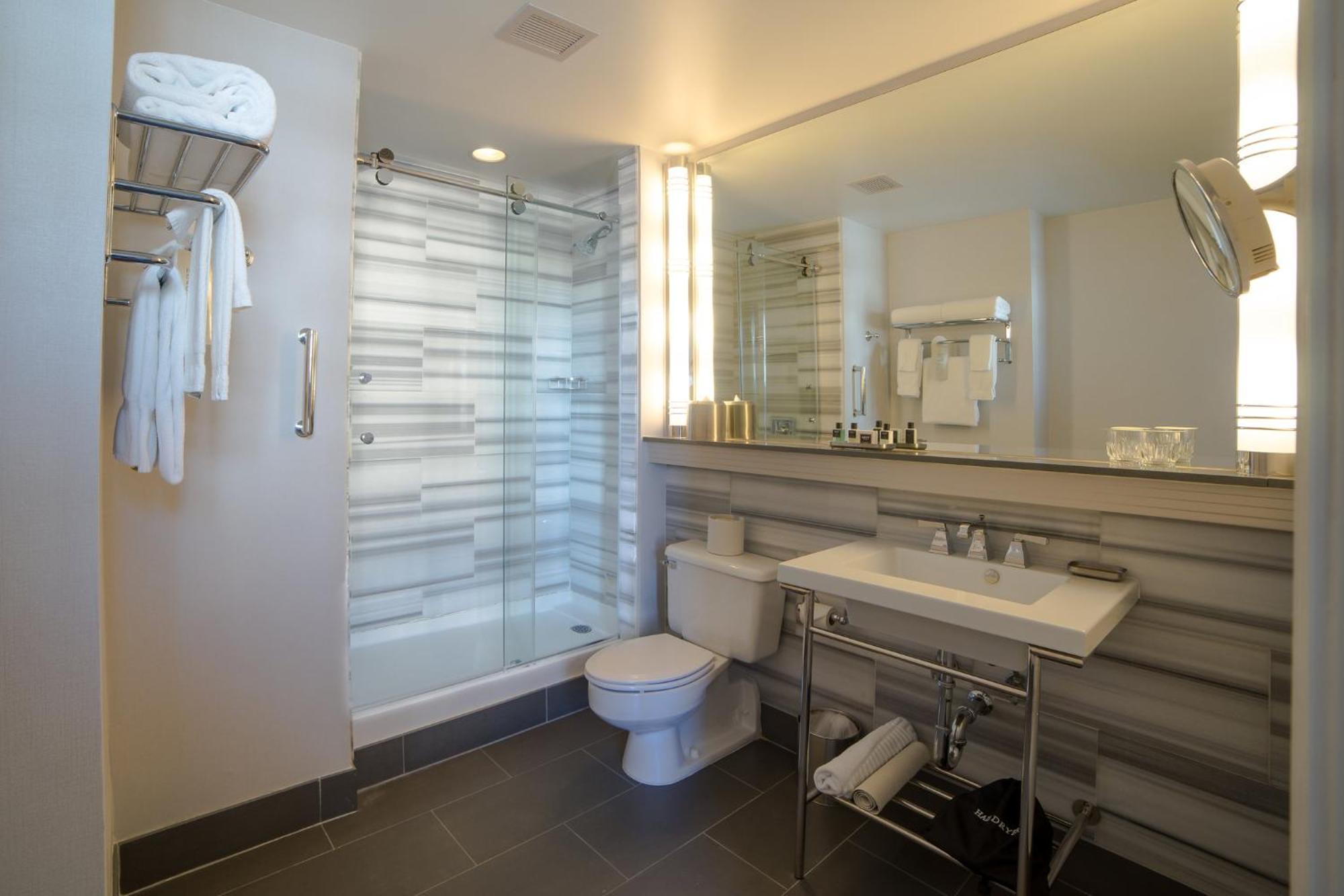 One-Bedroom Suite with Kitchenette and Sofa Bed