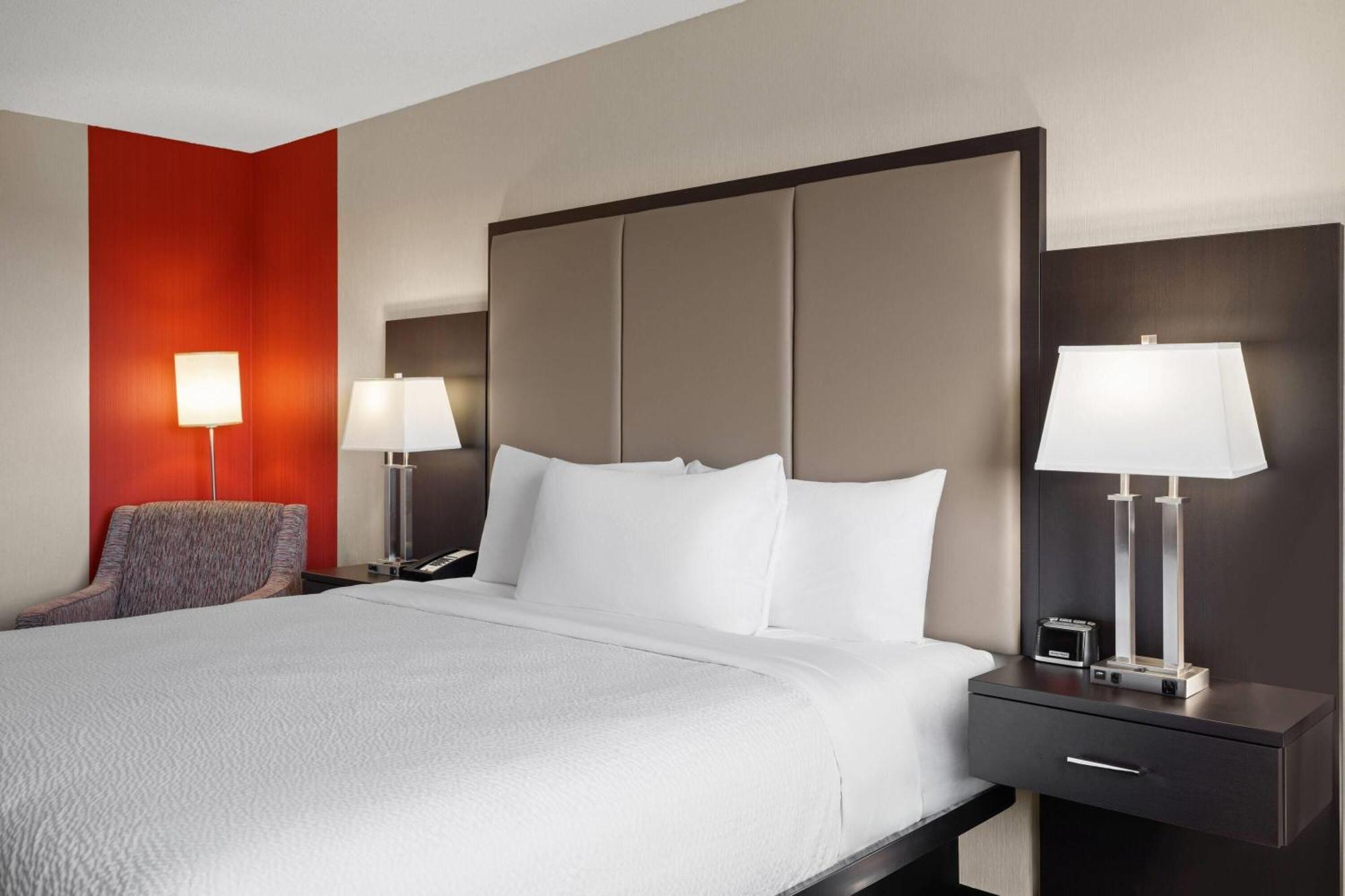 Superior King Room with City View - Non-Smoking