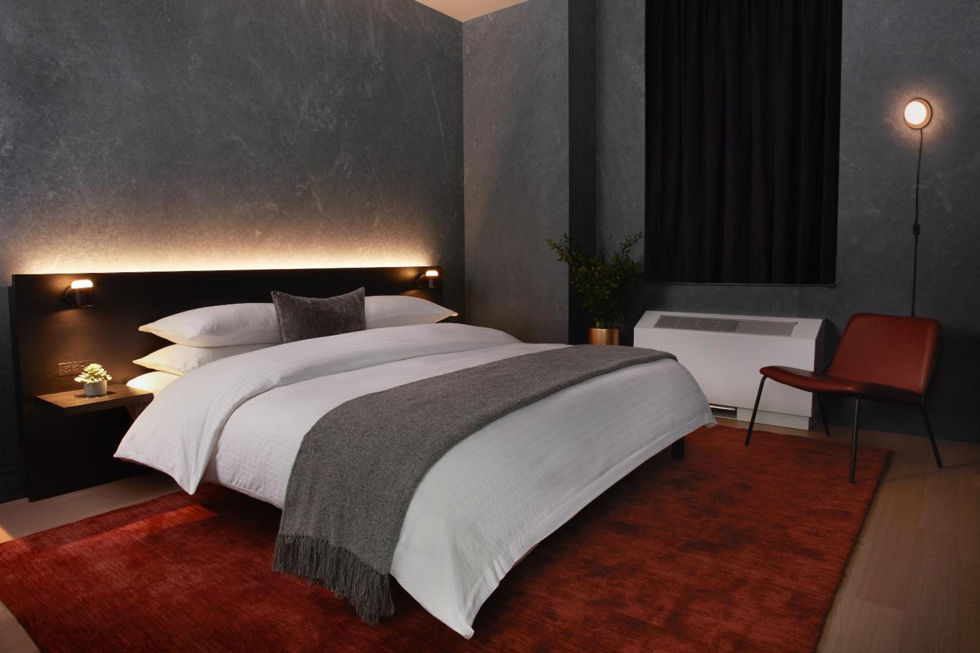 Deluxe One Bedroom King 24 or 7 Front Desk
