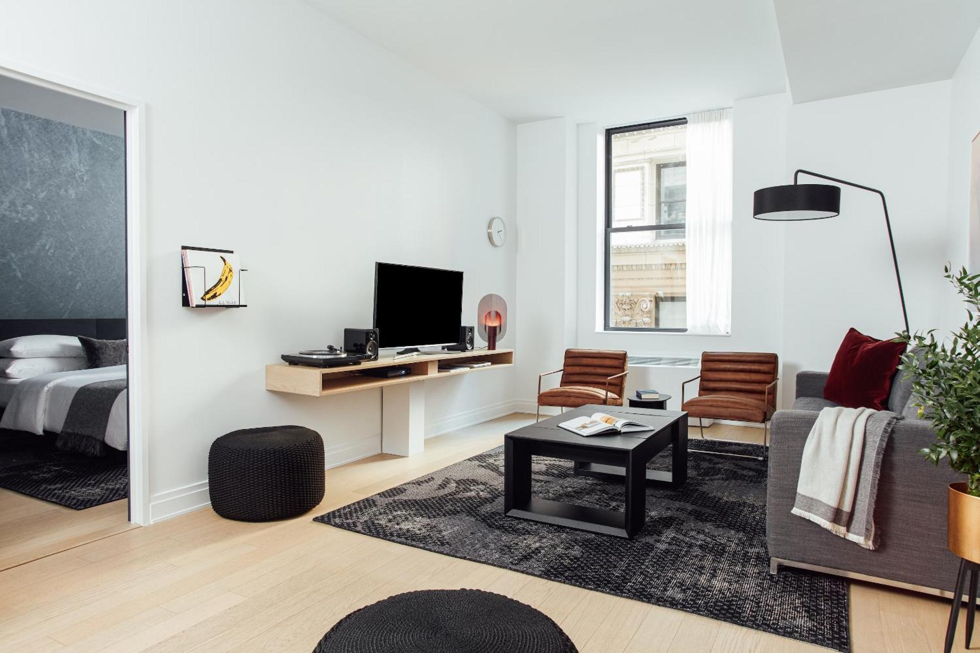 Deluxe One Bedroom King 24 or 7 Front Desk