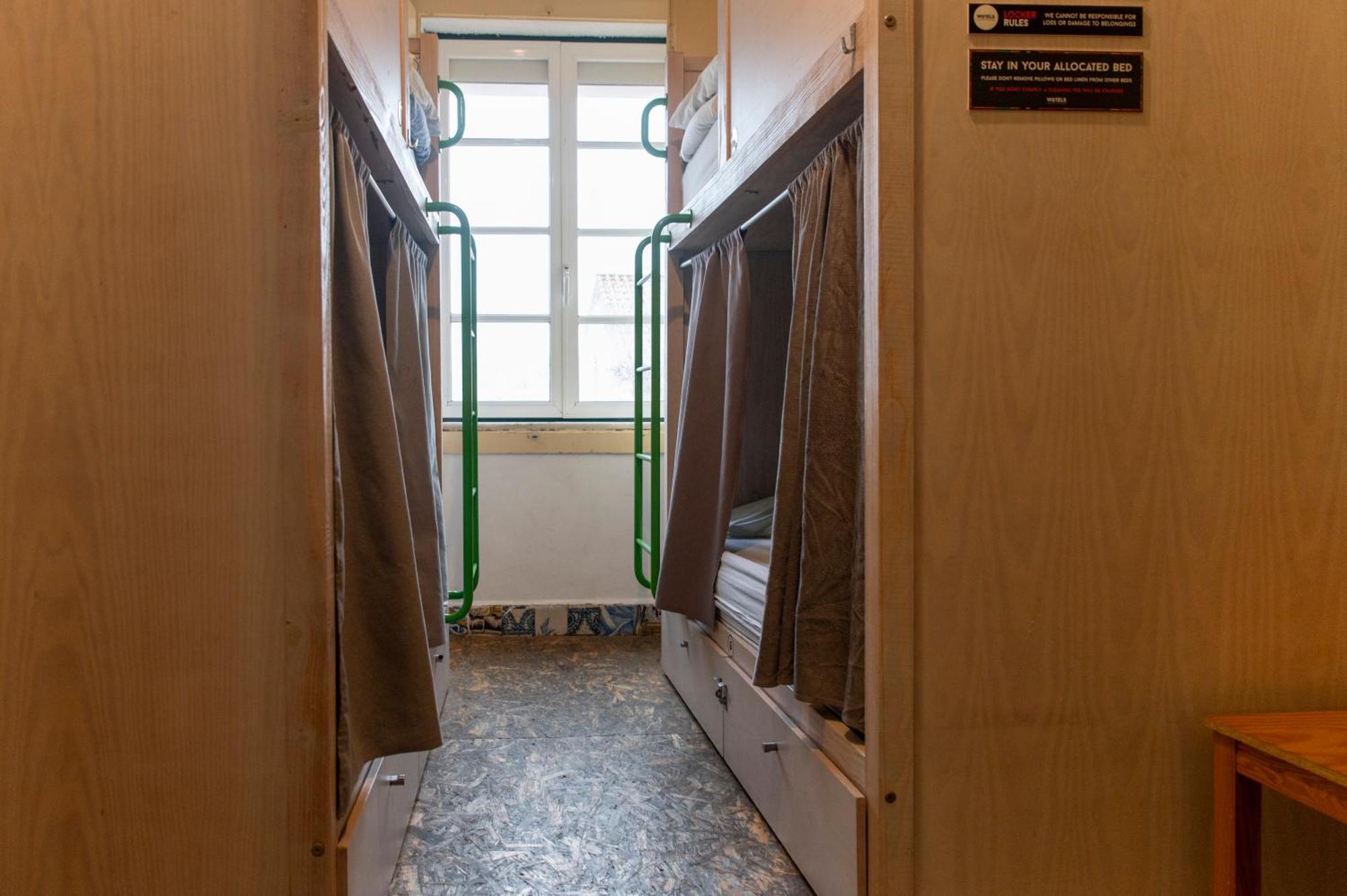 Bed 6-Bed Mixed Dormitory Room Bathroom