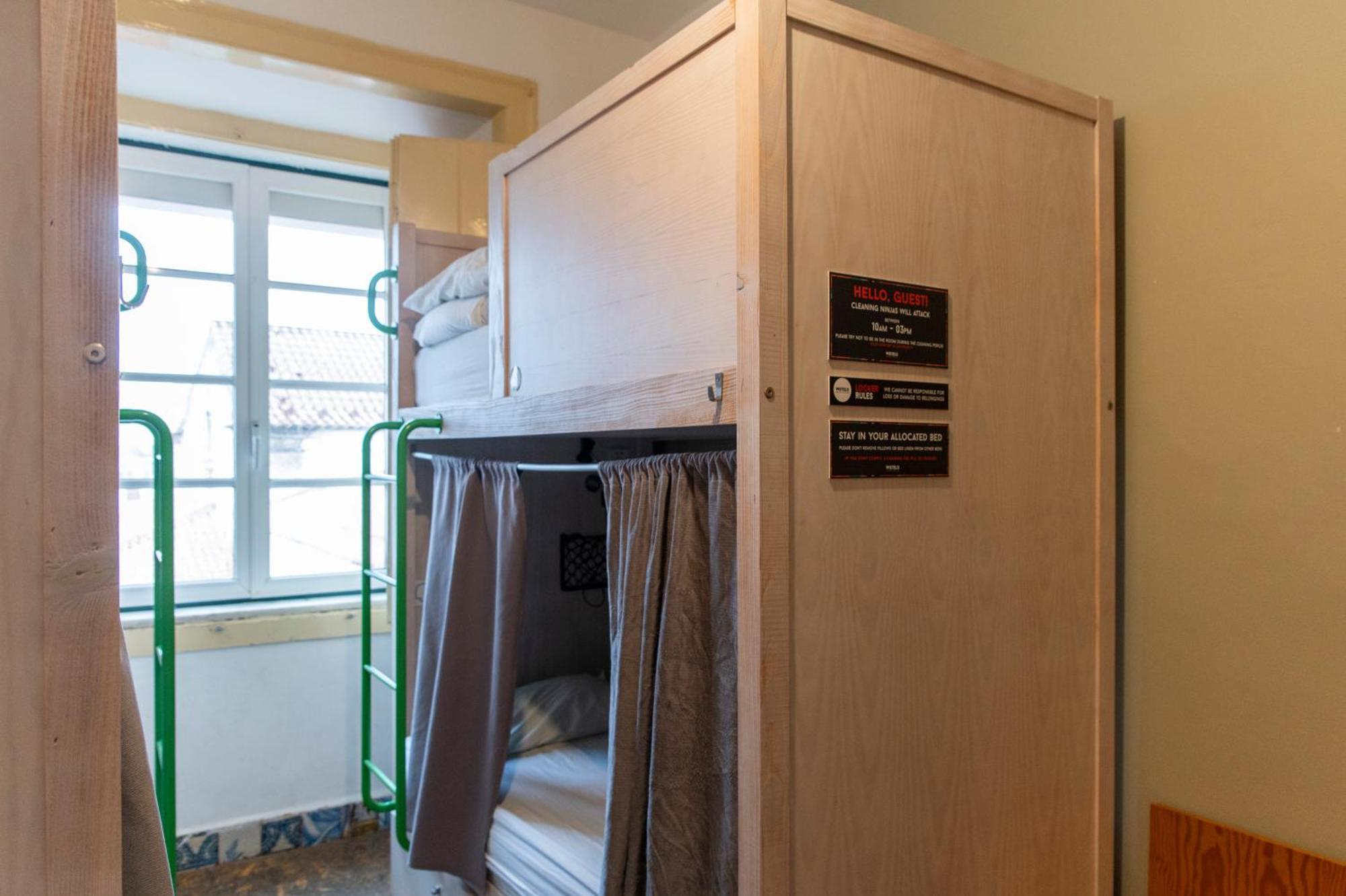 Bed 6-Bed Mixed Dormitory Room Bathroom