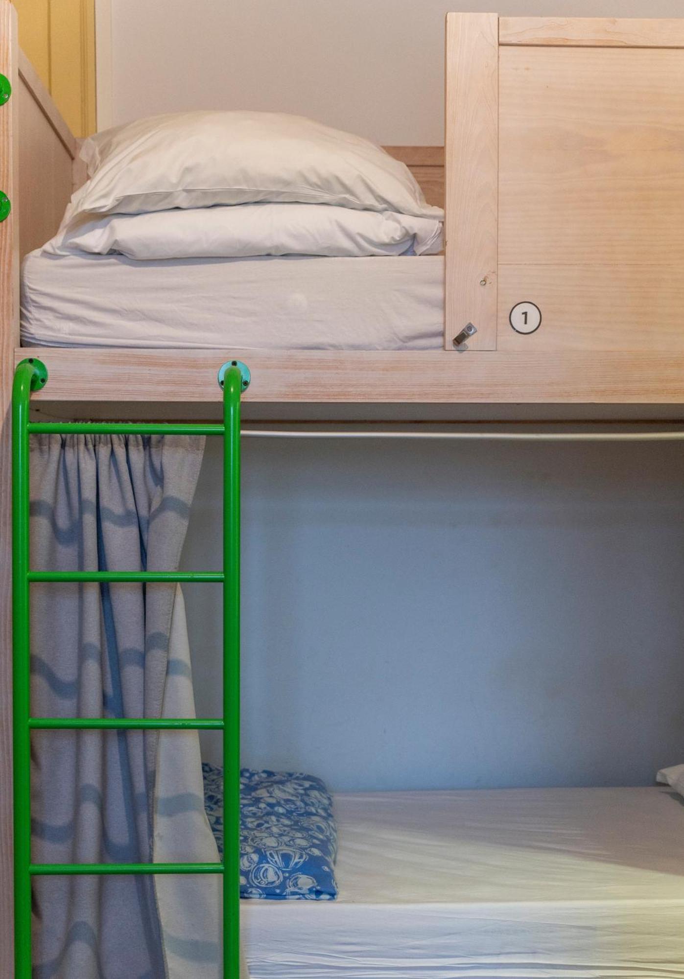 Bed 6-Bed Mixed Dormitory Room Bathroom