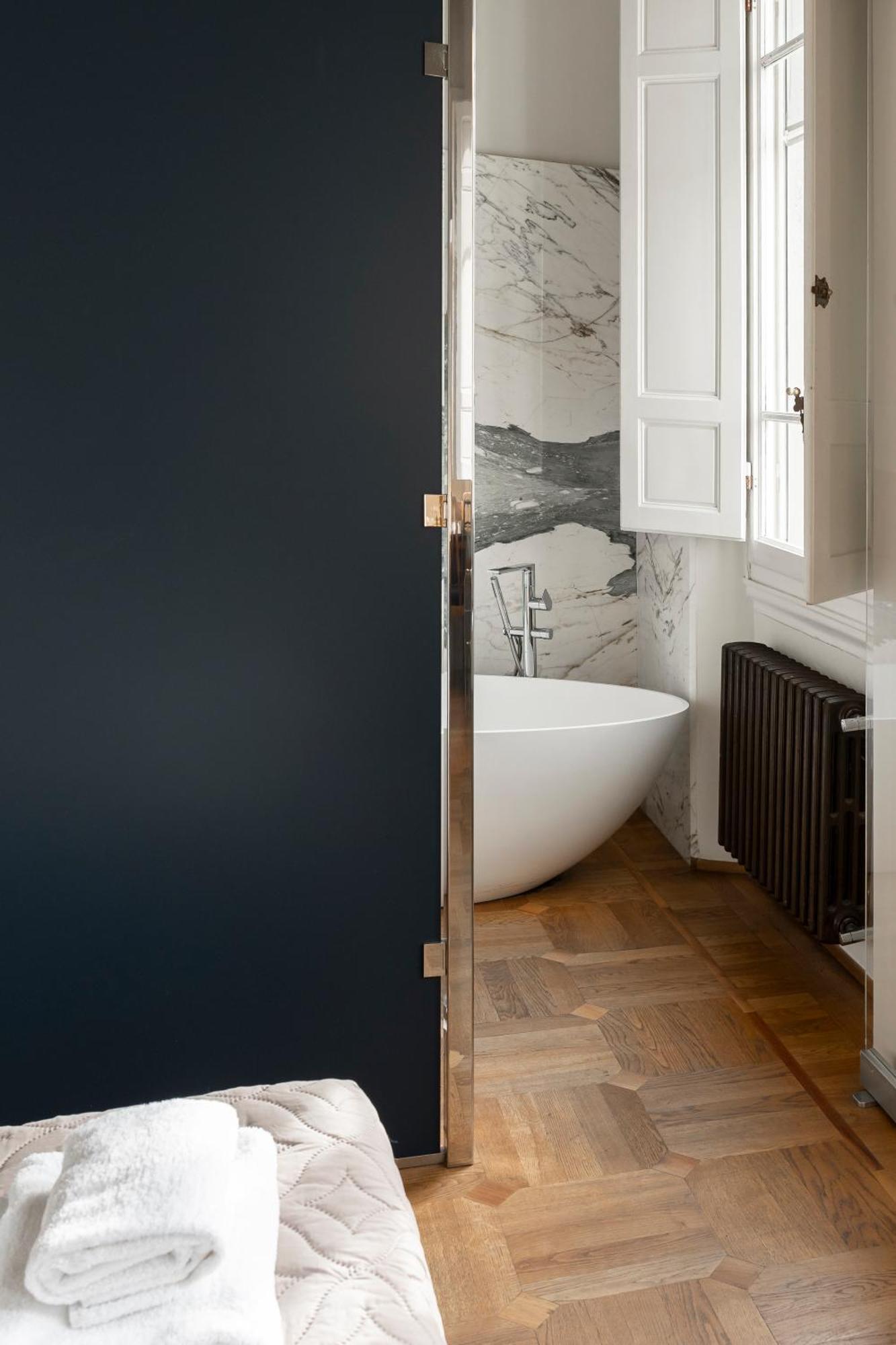 Superior Double Room bath garden view
