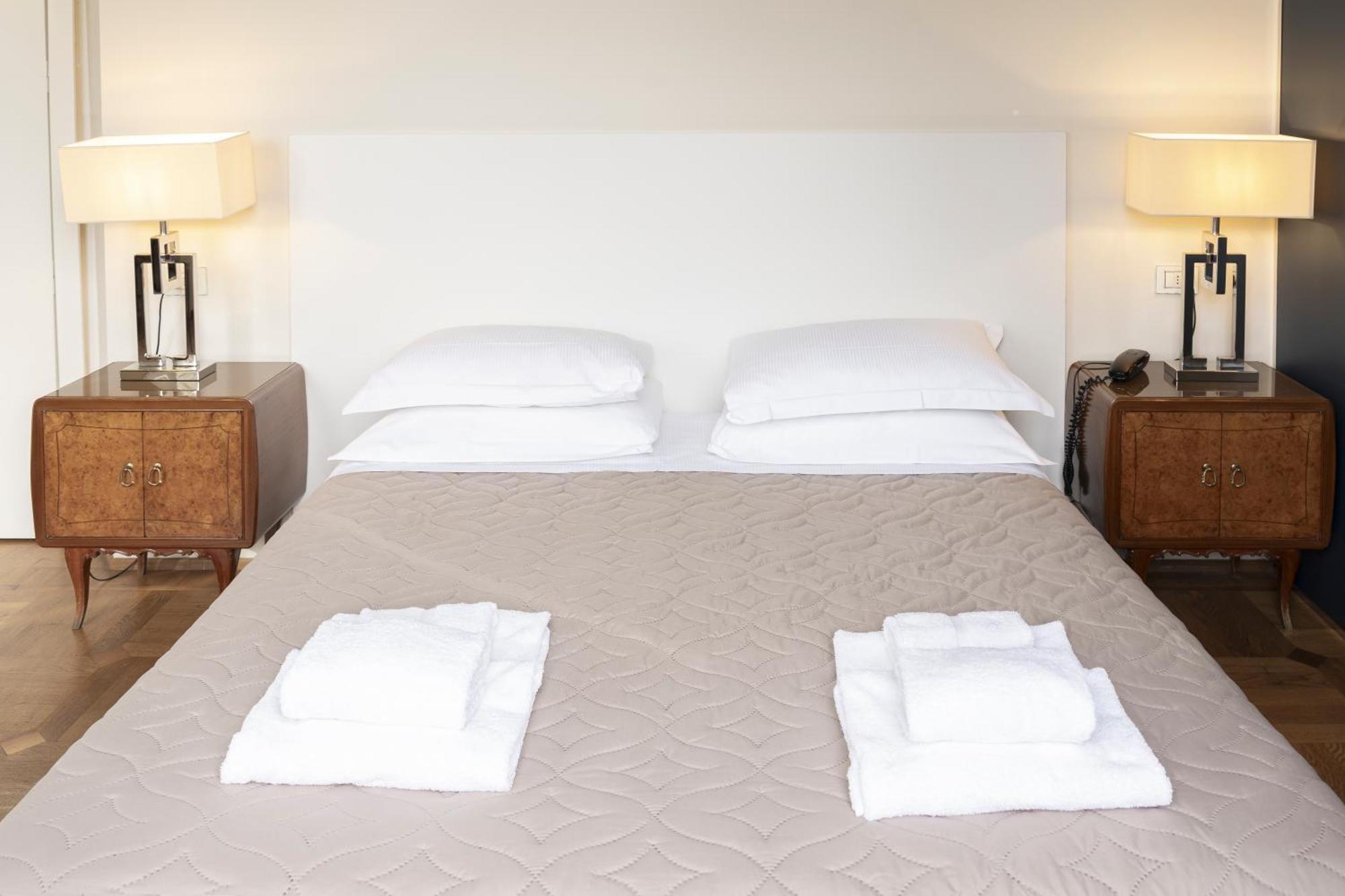 Superior Double Room bath garden view