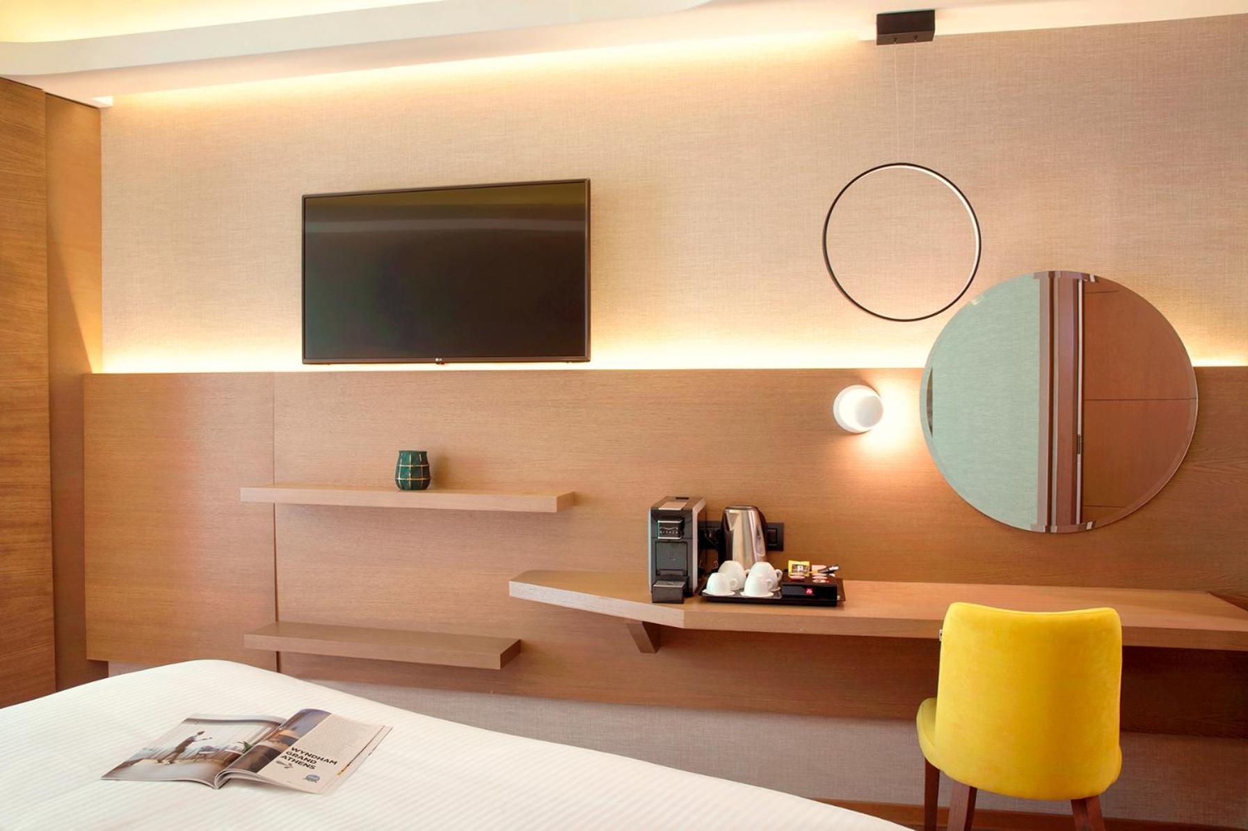 Classic Room with Atrium View,1743144126:JPEG