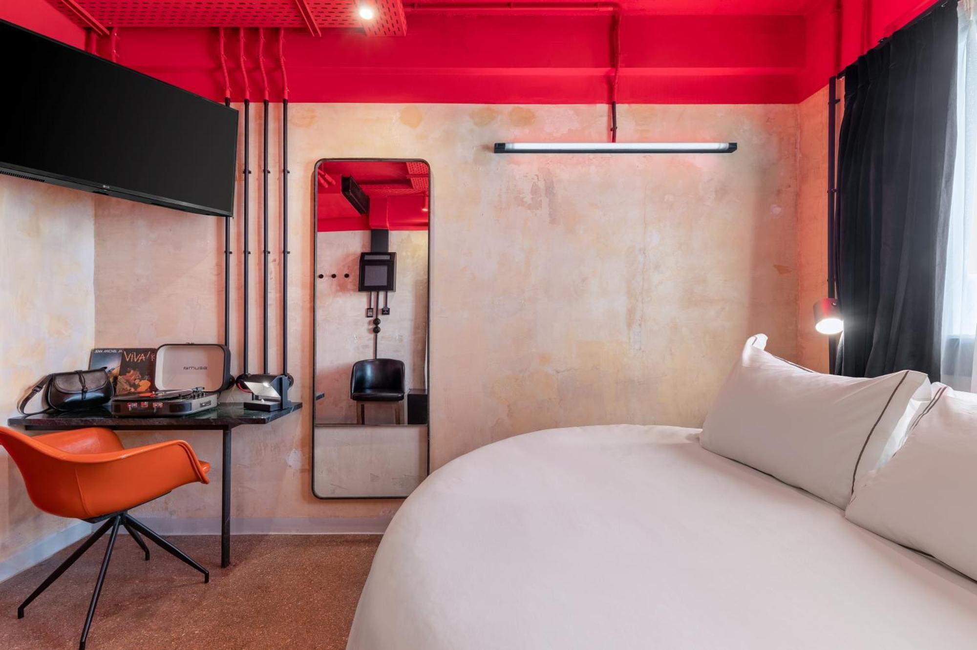 Double Room,1743365238:JPEG