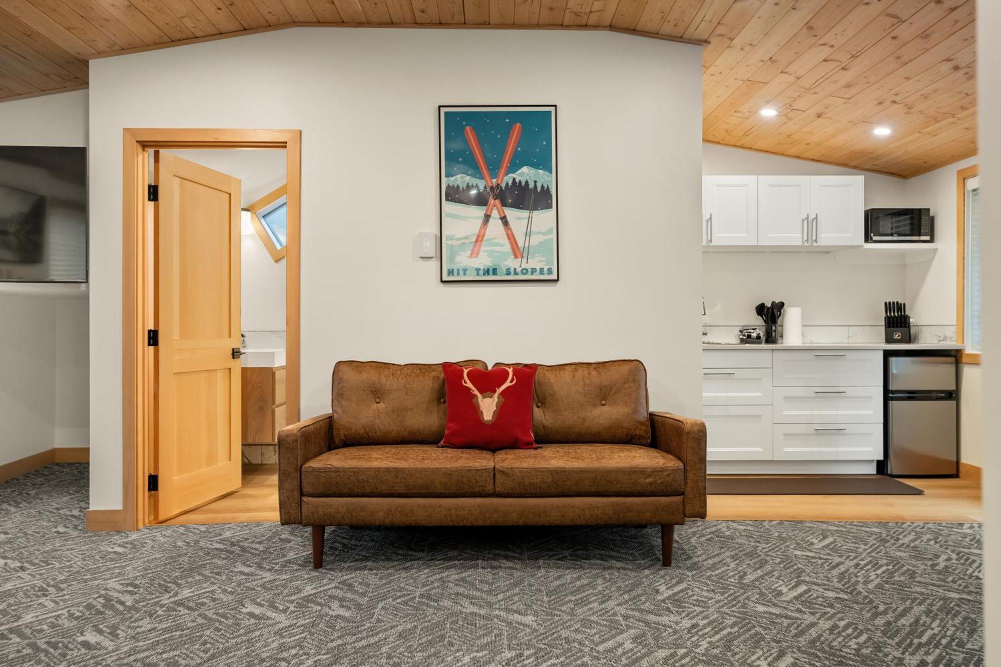 Deluxe Queen Suite